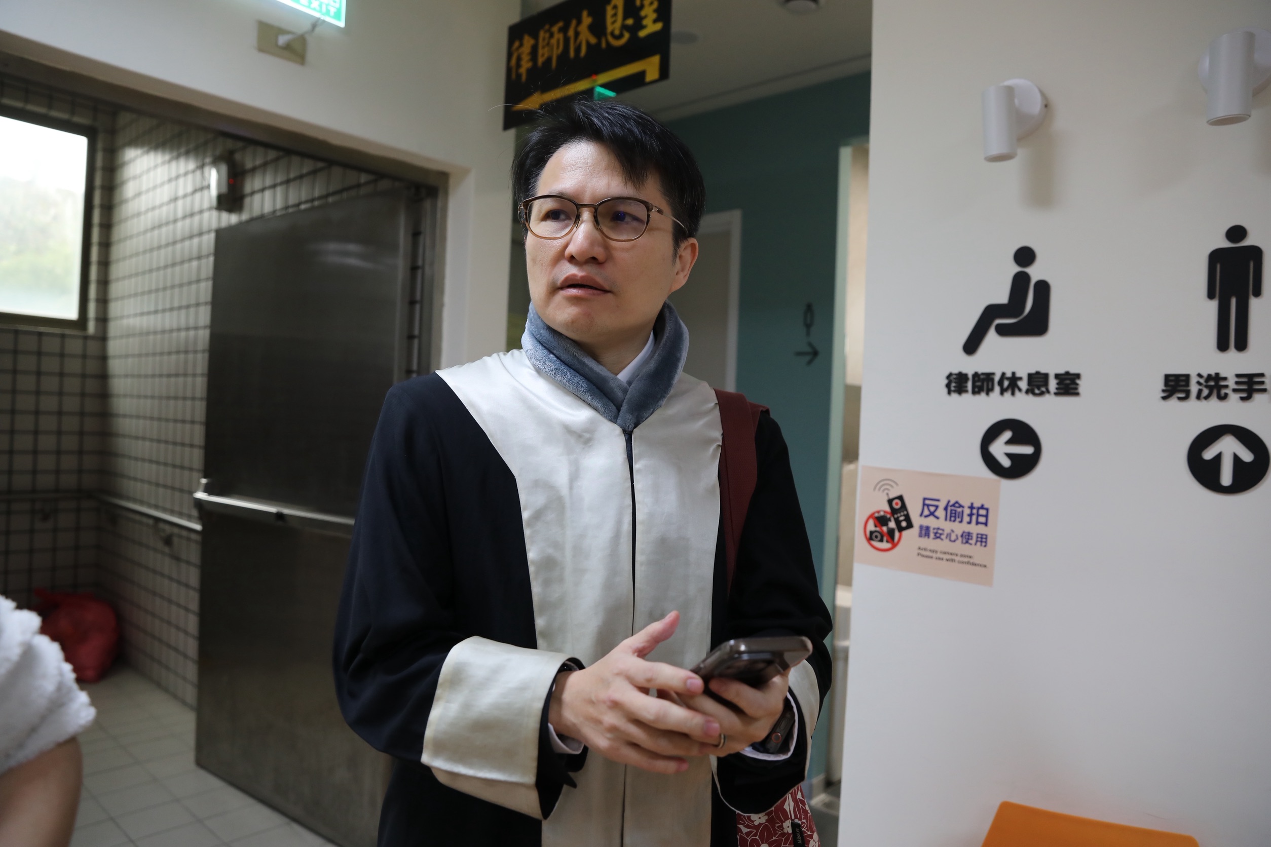 鴻海重臣戴正吳狀告鴻海，今（21）日上午再次開庭。圖為鴻海律師。