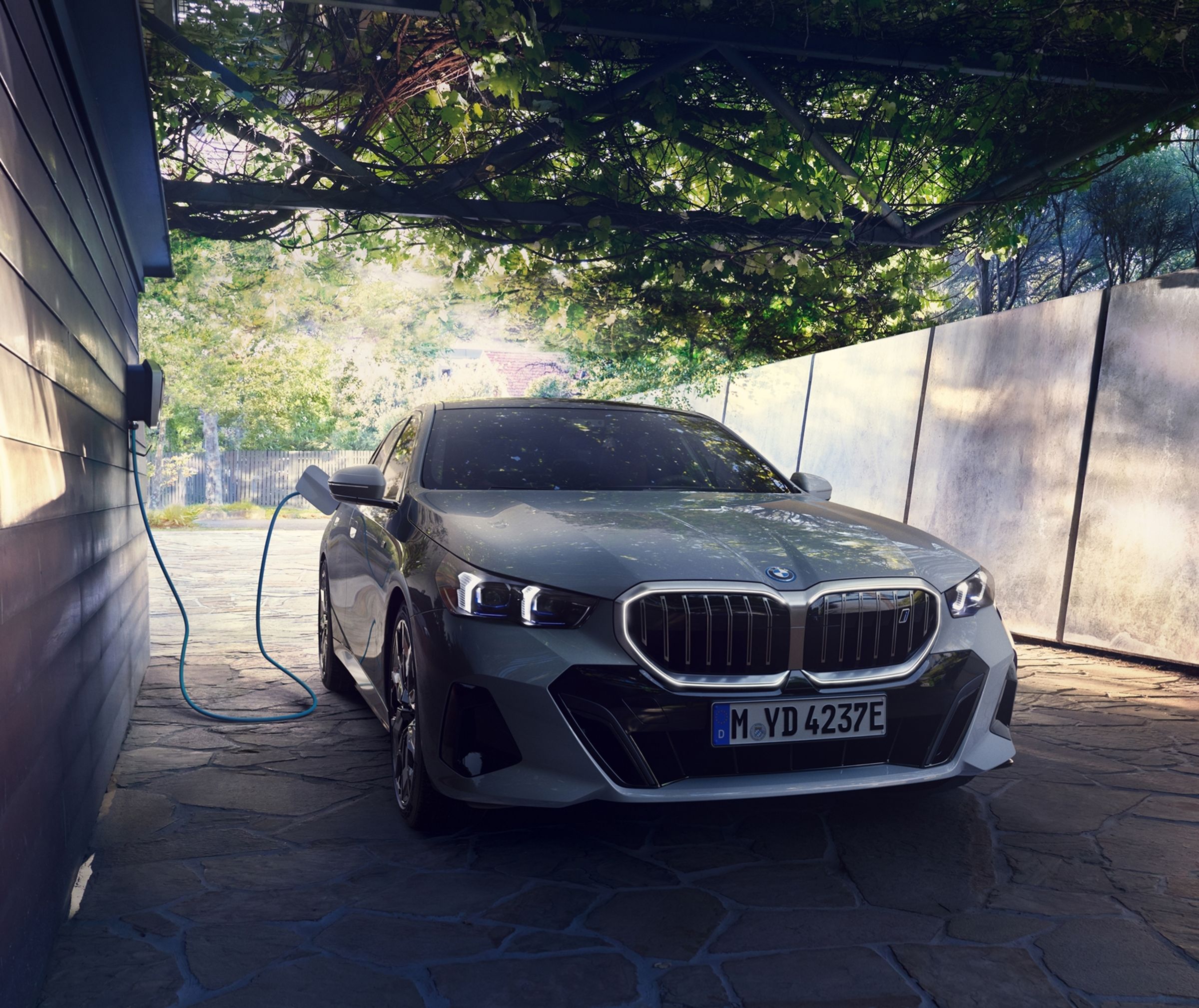 全新「BMW品牌體驗店」即日起正式啟航，率先展出最新BMW i純電車款，包含iX1純電運動休旅與i5純電豪華房車，完美融合永續理念、純電駕馭與科技美學，引領車壇潮流，讓來訪者親身感受純電豪華的非凡魅力