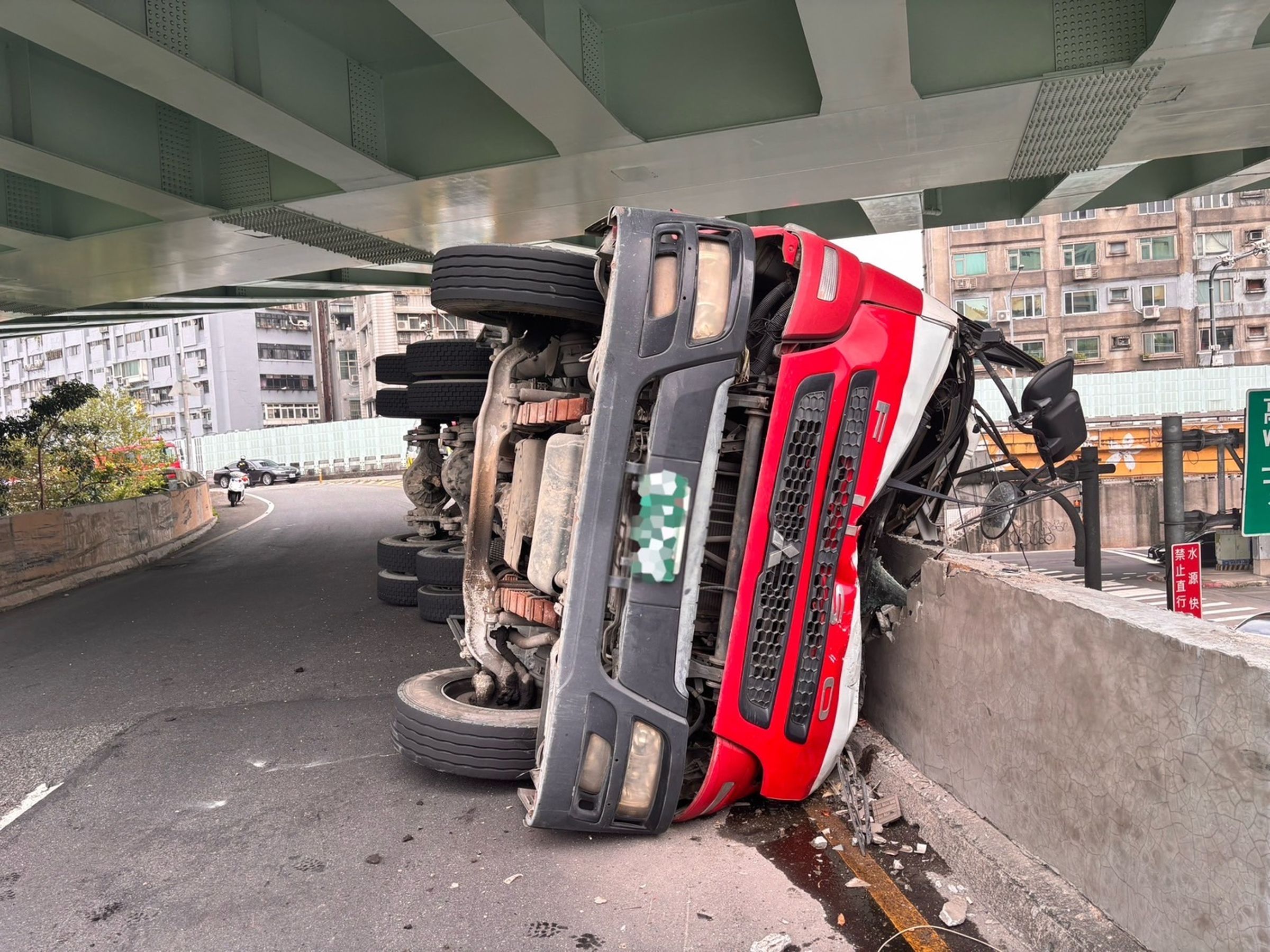 肇事水泥車疑似轉彎不慎導致翻覆。(翻攝畫面)