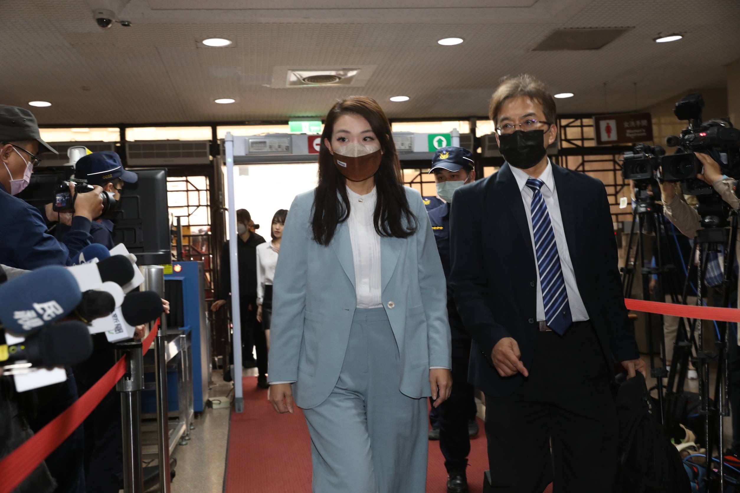 新竹市長高虹安遭旅美教授陳時奮自訴誣告案今台北地院第三度開庭。