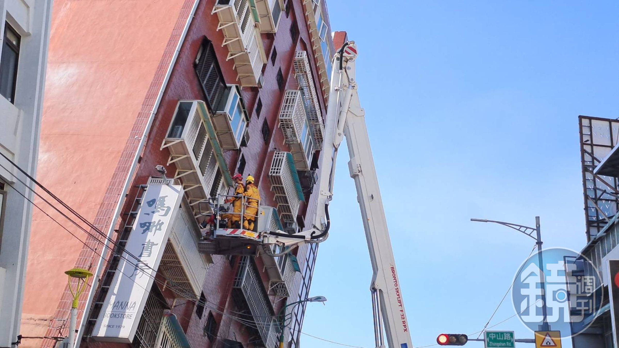 花蓮市一間甜點店暖心提供救災相關人員免費餐點，也歡迎路過民眾進來聊聊天，一起天佑花蓮。