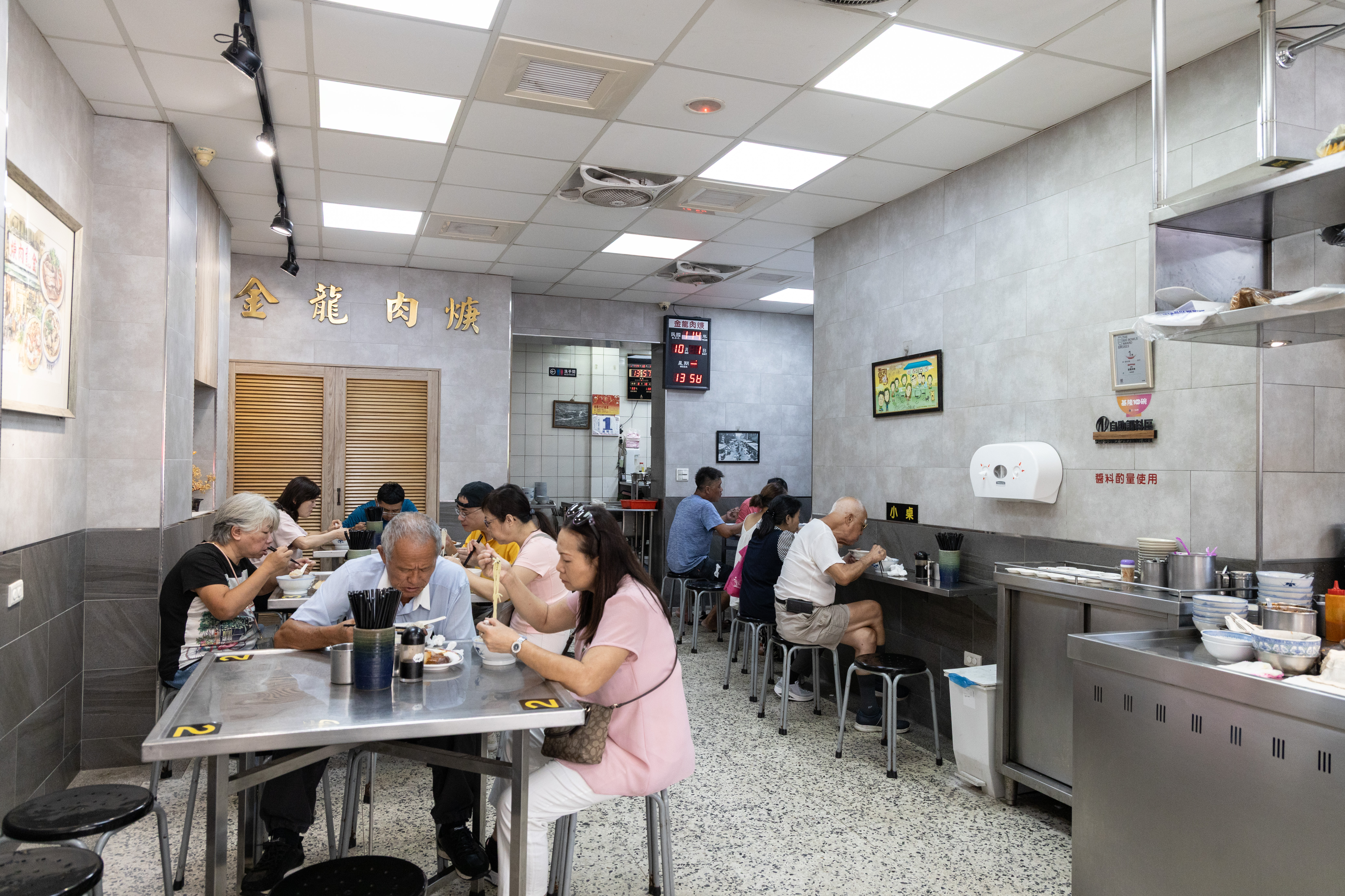 金龍肉焿的內用空間頗為寬敞。