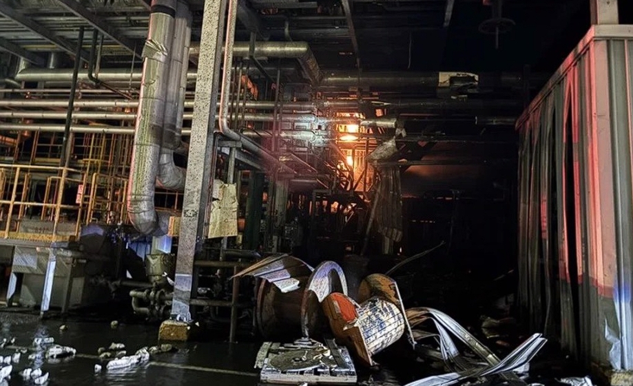 竹縣遠東紡織廠驚傳爆炸意外，消防局立即出動35車73人前往現場灌救。（翻攝畫面）