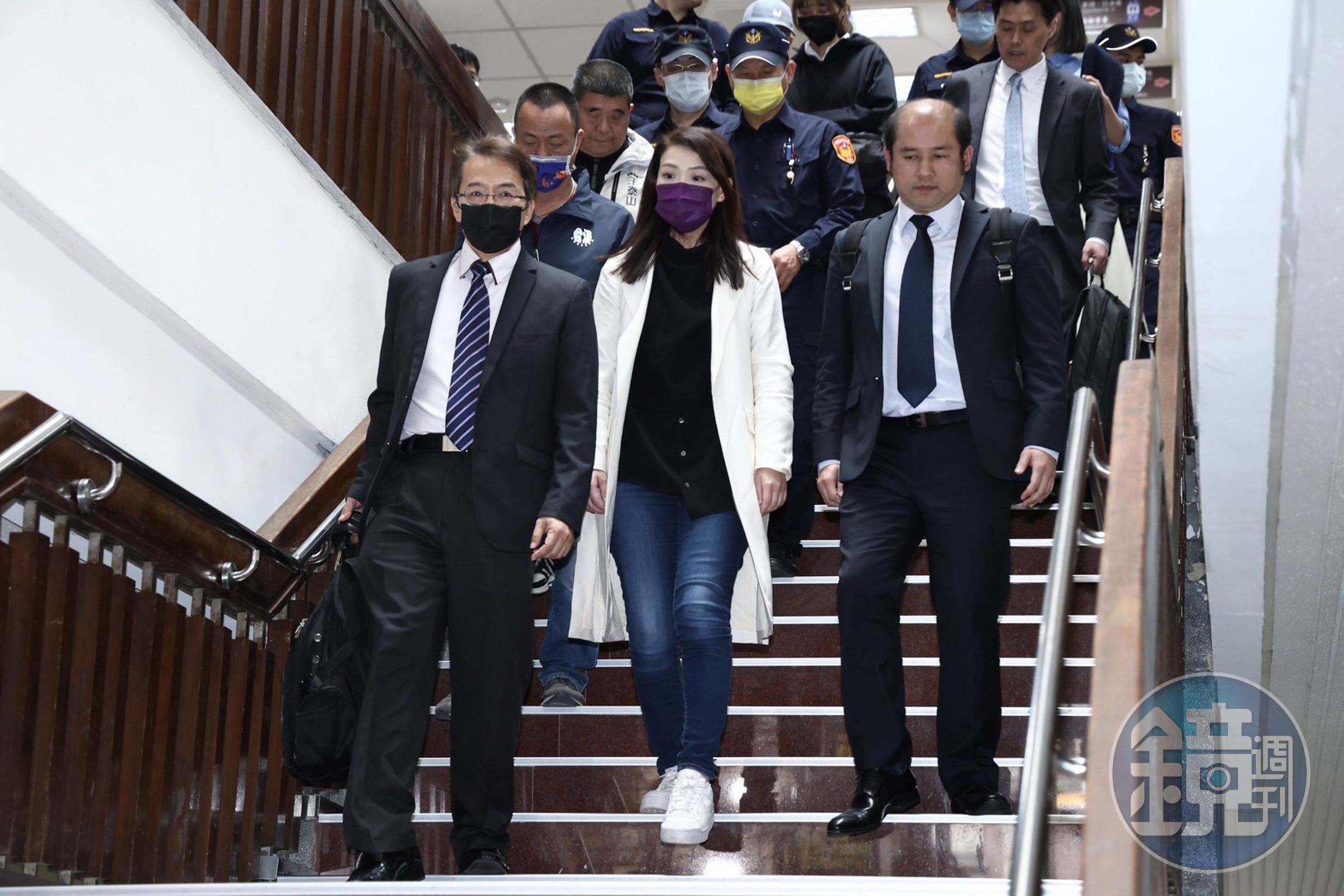 民眾黨籍新竹市長高虹安涉貪污立委詐領助理費案至台北地院出庭,庭訊中法庭電腦當機。