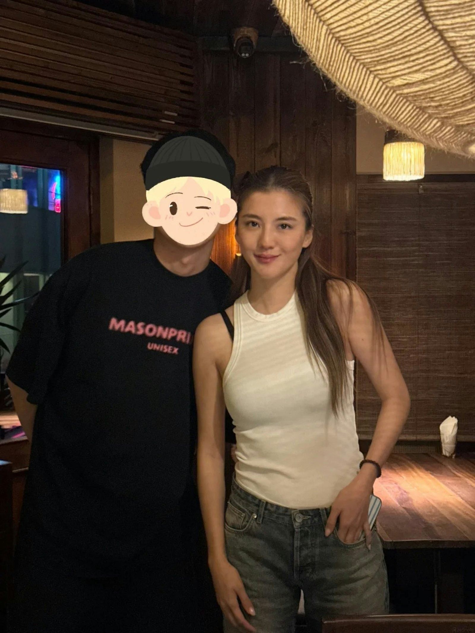 吳千語（右）與網友合照曝光後，身材變化意外成為焦點，被一些網友猜測是否有喜。（翻攝小紅書）