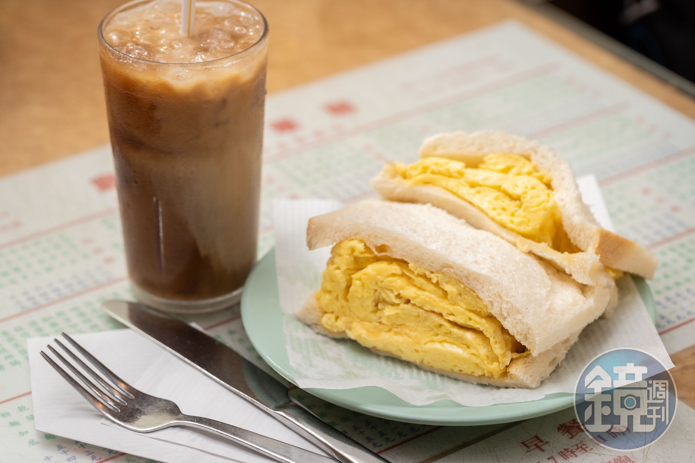 聯華茶餐廳的「雞蛋三文治」厚度超過2公分，煎雞蛋蓬鬆鮮嫩，非常美味。（港幣23元／份）