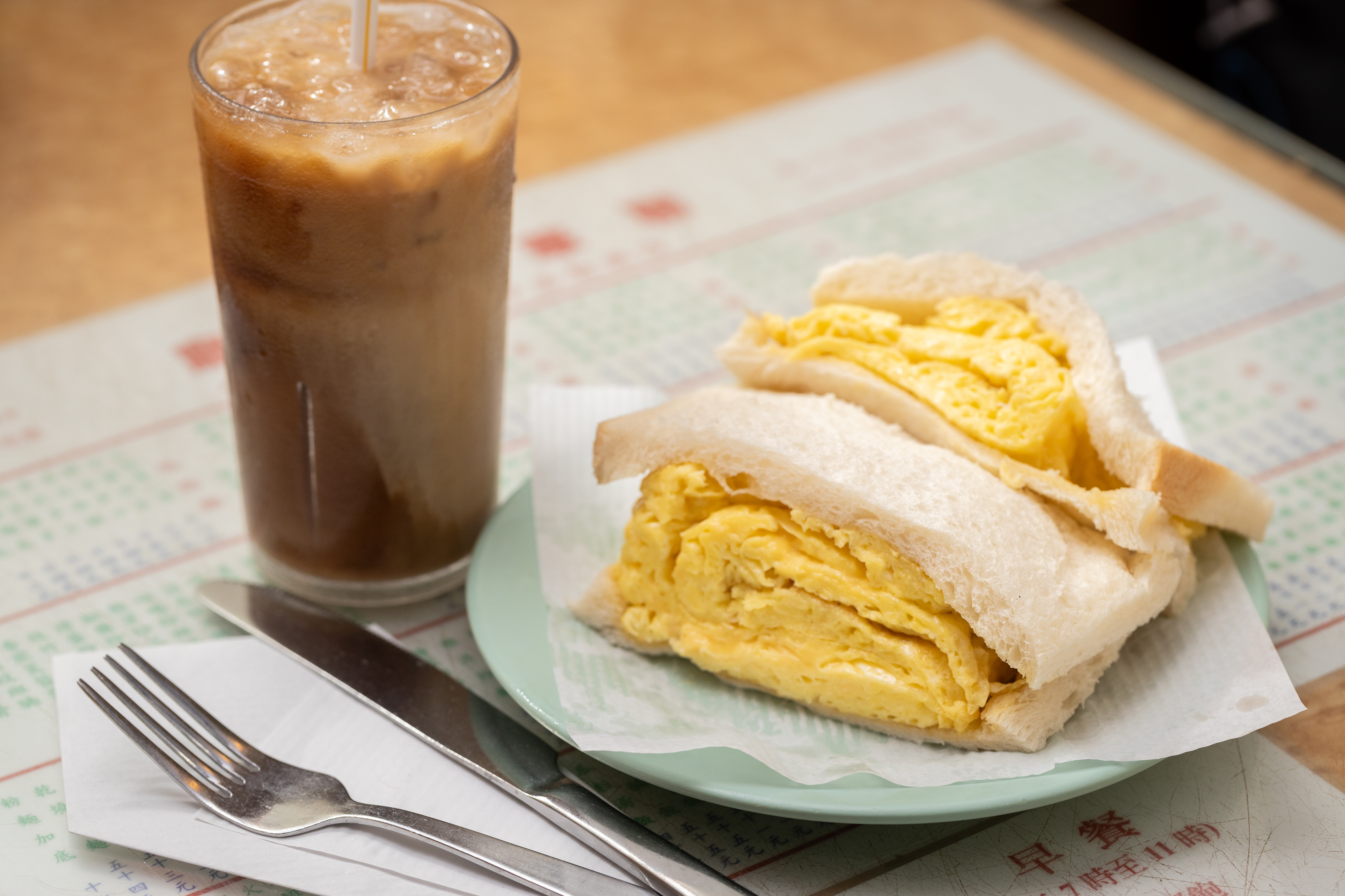 聯華茶餐廳的「雞蛋三文治」厚度超過2公分，煎雞蛋蓬鬆鮮嫩，非常美味。（港幣23元／份）