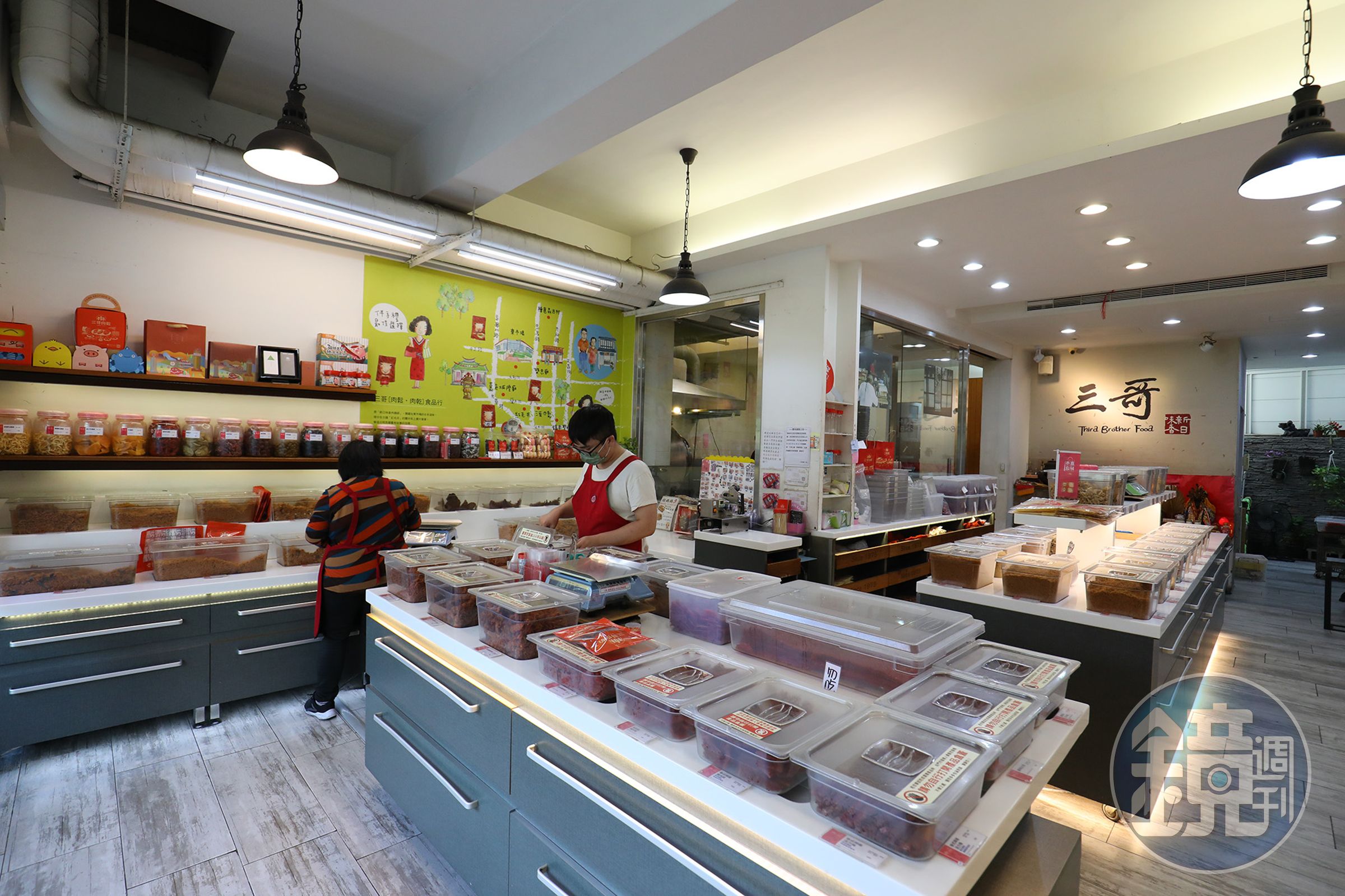 座落嘉義東市場旁的店面,陳列著數十款三哥的熱賣商品,除了買香腸也能順便帶回伴手禮。