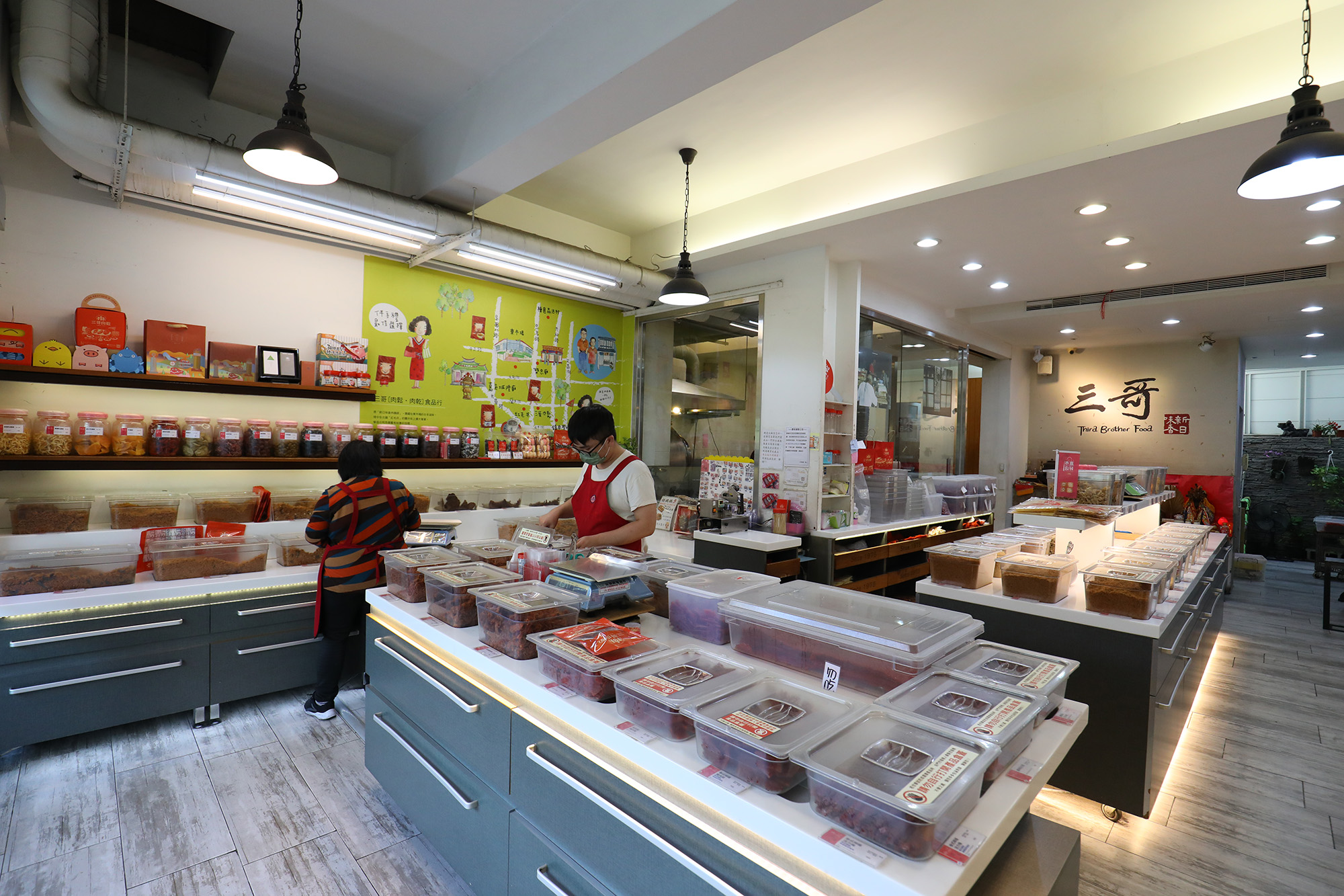 座落嘉義東市場旁的店面，陳列著數十款三哥的熱賣商品，除了買香腸也能順便帶回伴手禮。