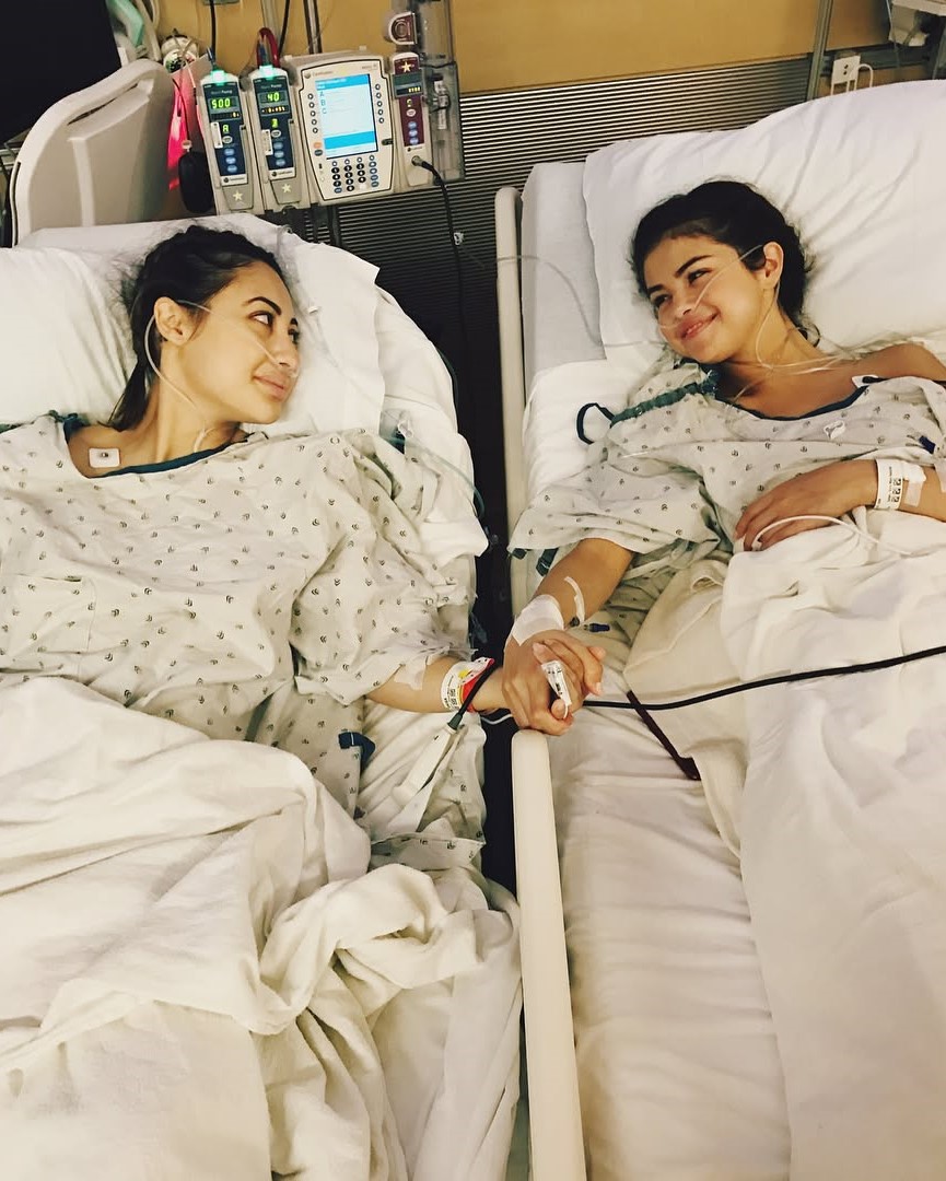 法蘭西亞（左）2017年捐腎給席琳娜（右）。（翻攝selenagomez IG）