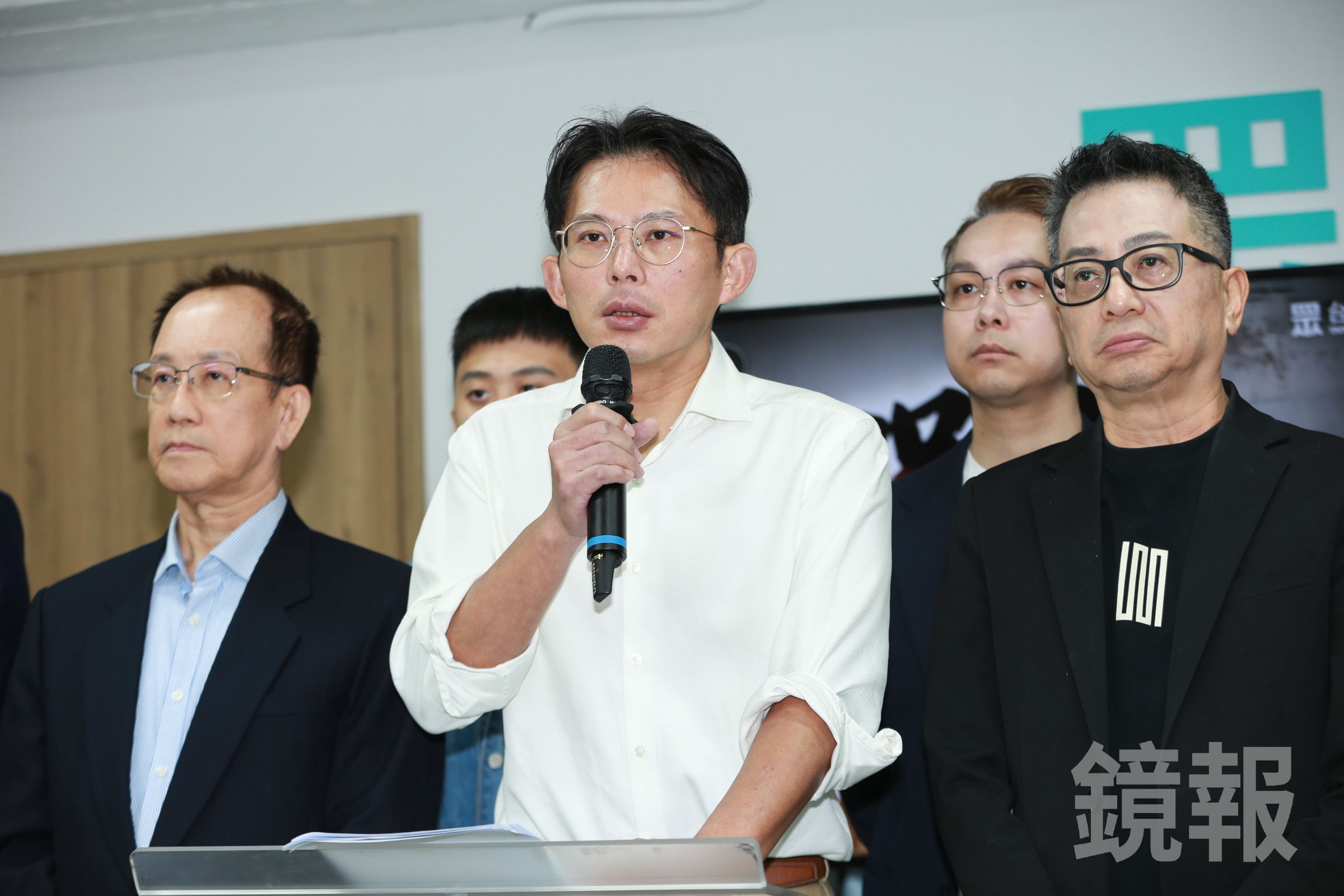 李貞秀提假處分拚恢復立委資格，黃國昌（中）喊「不擔心」。（鏡報李智為）