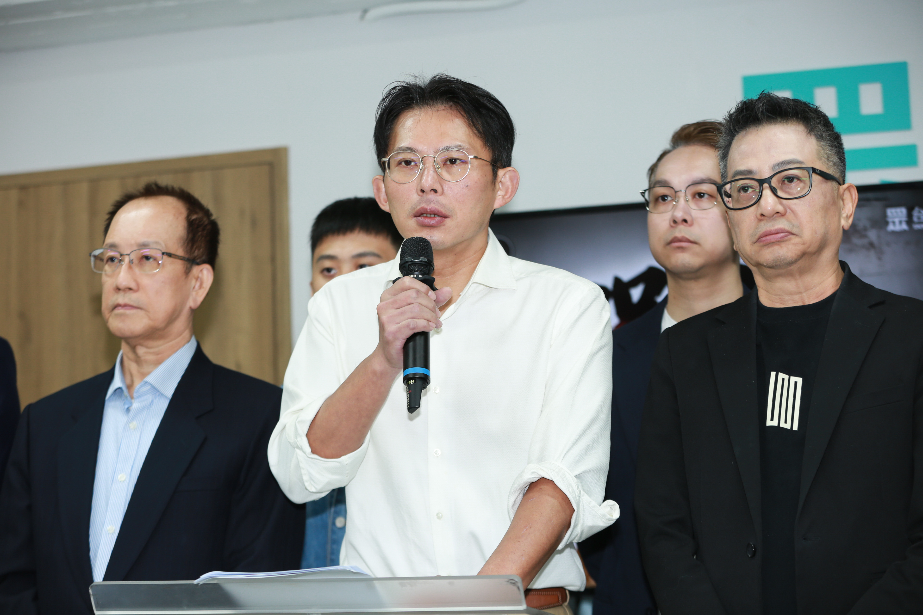 李貞秀提假處分拚恢復立委資格，黃國昌（中）喊「不擔心」。（鏡報李智為）