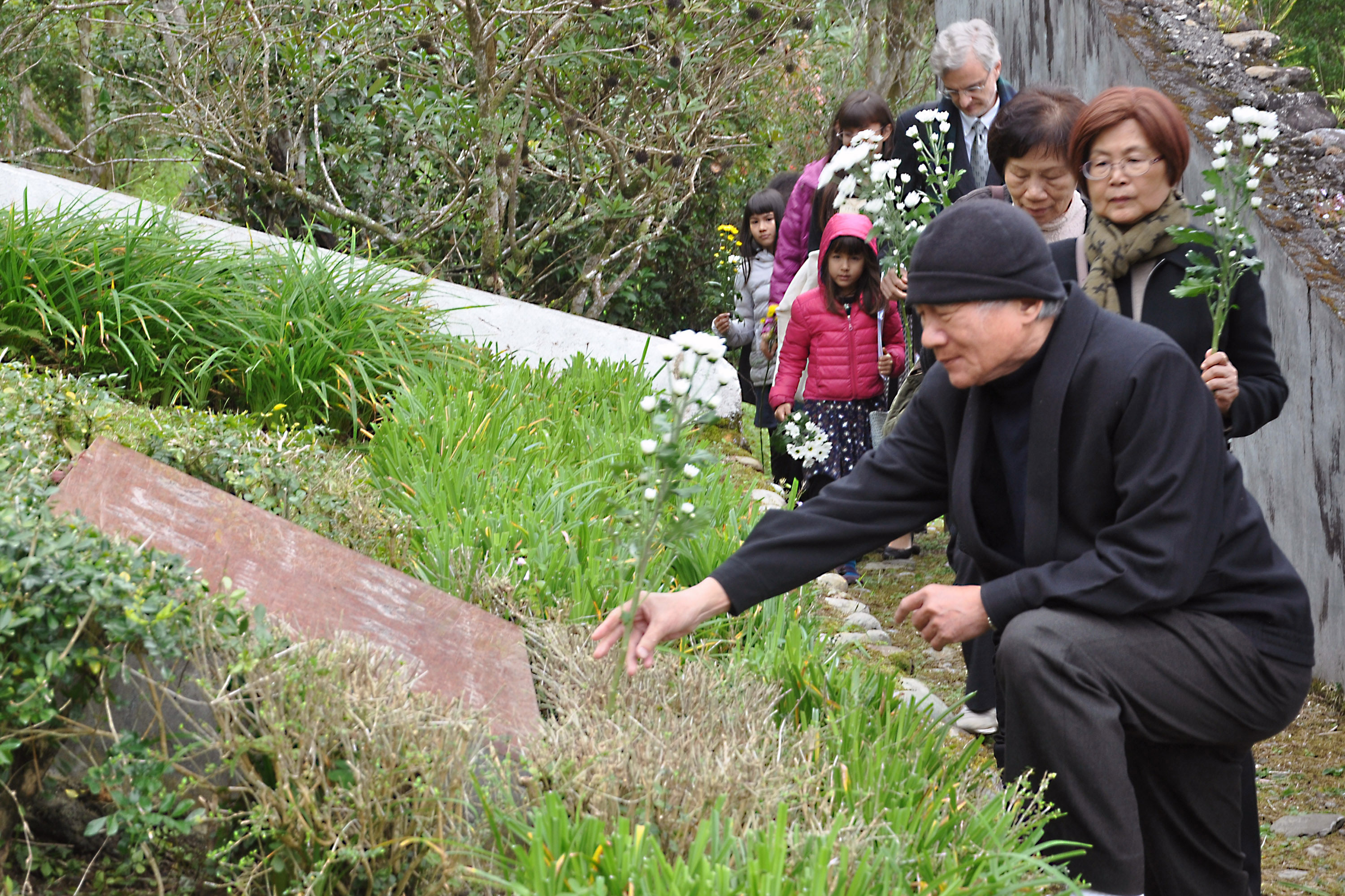 2019年,林義雄出席林宅血案39年追思活動,許多親友前往林家墓園獻花追思。(中央社)