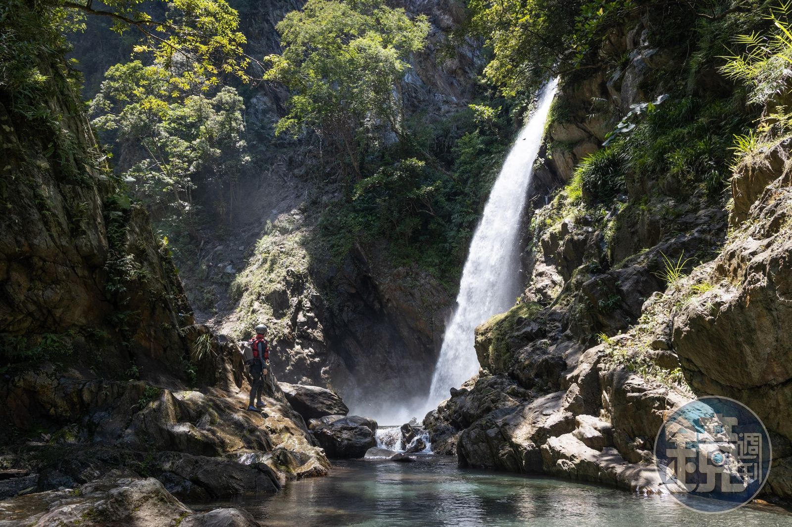 宜蘭溯溪(下)/從5公尺高處跳進深潭、垂直90度天然滑水道、溪邊吃大鍋麵 金岳瀑布的回程才是高潮