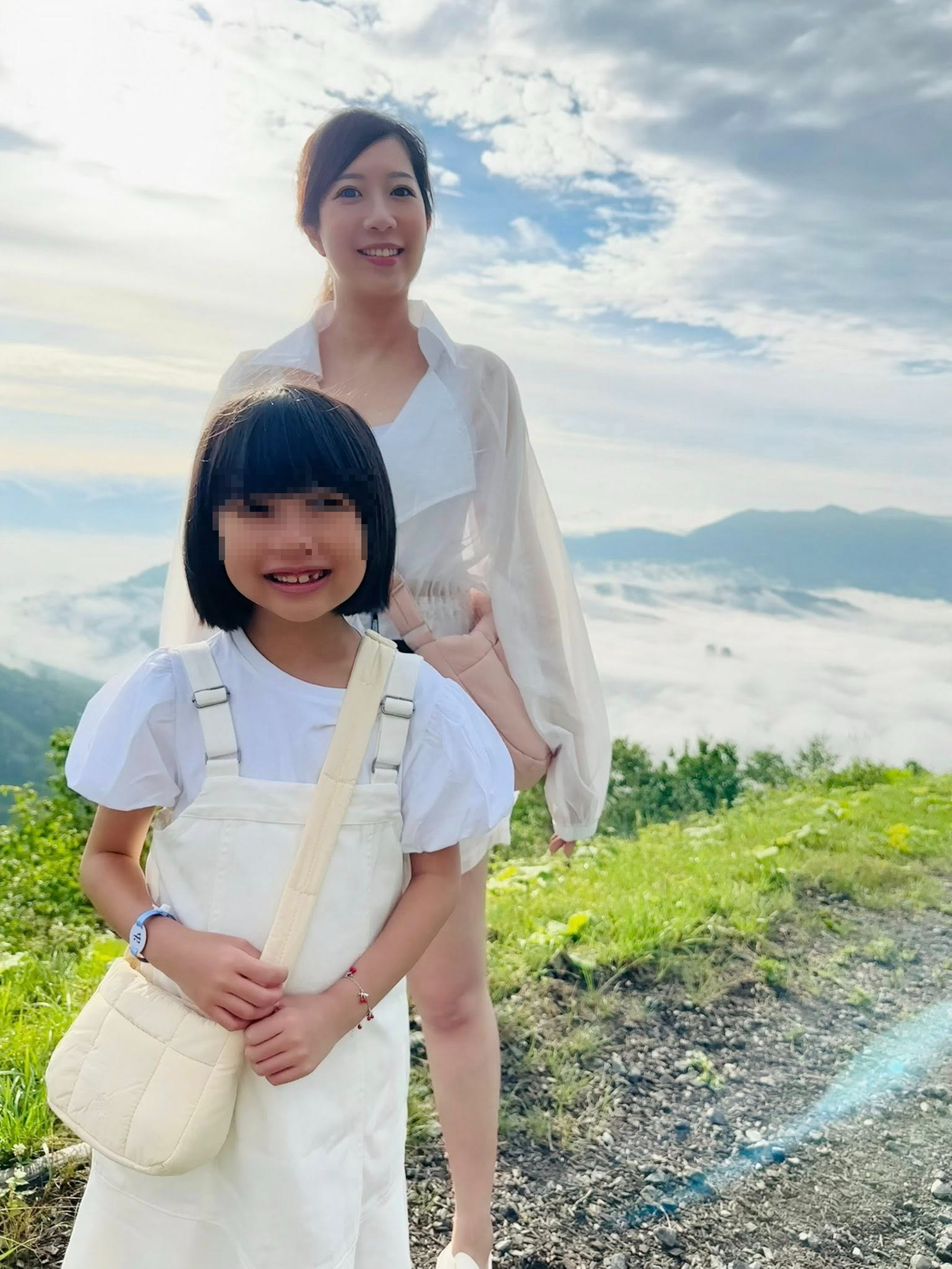 任職公務員的紅豆妹媽媽，在職期間頻繁替未成年女兒接業配，被認定違反《公務員服務法》。（翻攝自紅豆妹臉書）