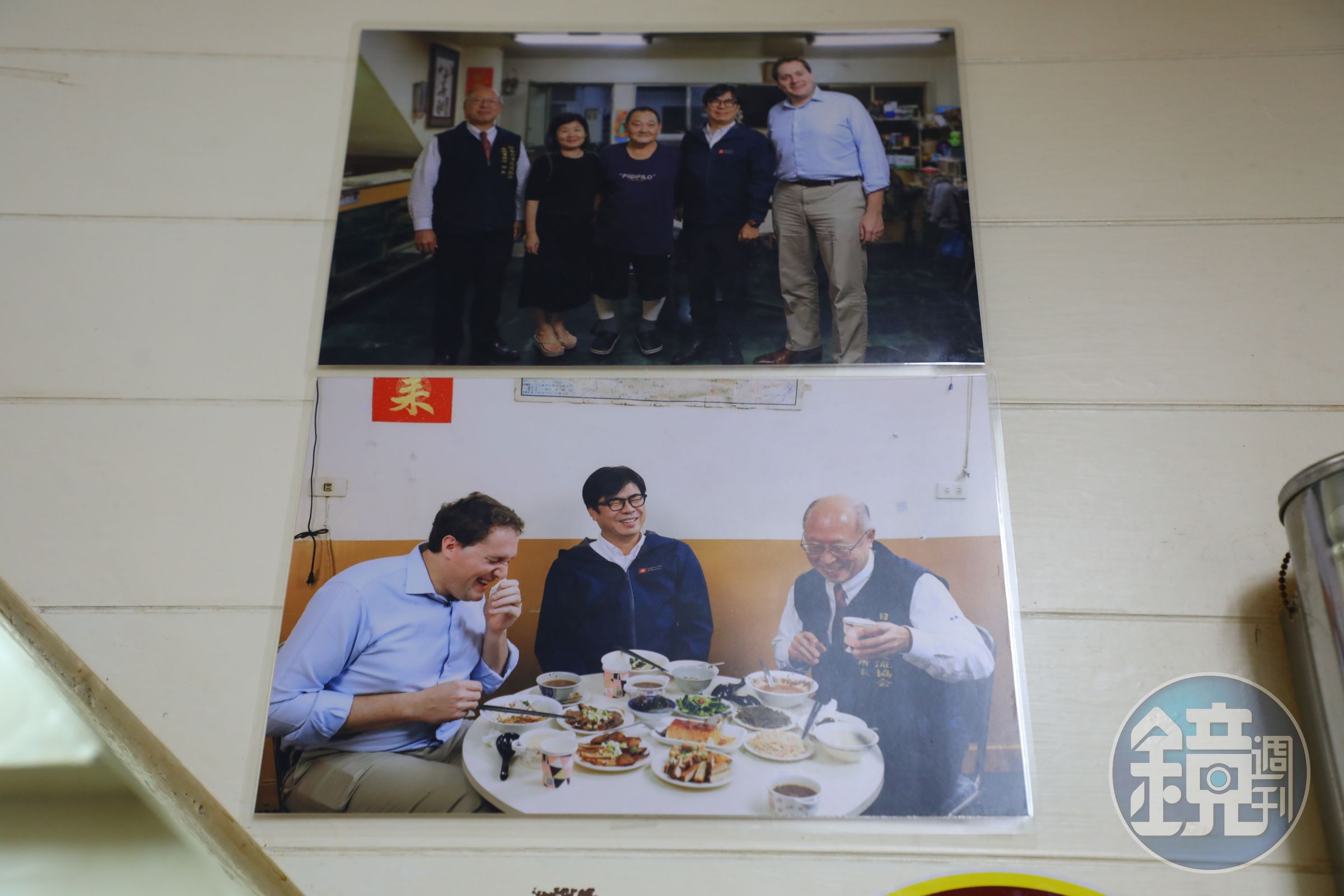 牆上貼著高雄市長陳其邁招待國際友人來吃牛肉麵的照片。