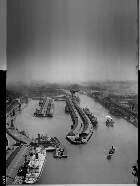 Morrison家族John Morrison於1863年在克萊德河建造「皇后碼頭」（Queen’s Dock），是蘇格蘭威士忌酒桶運送的重要樞杻。