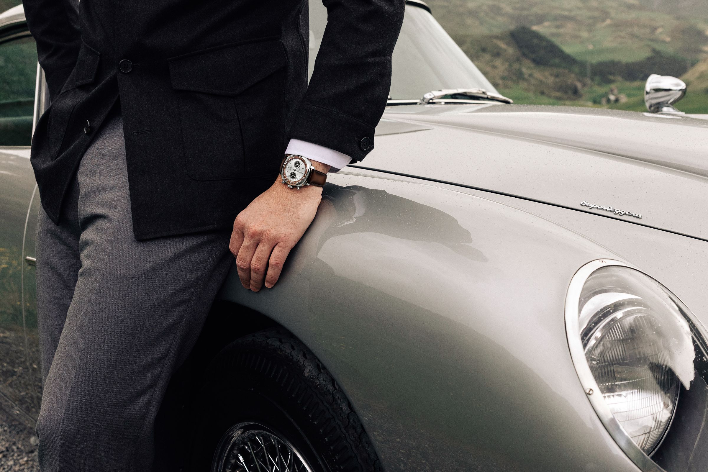 Aston Martin DB5車身獨特的Silver Birch金屬銀配色在Top Time B01 Chronograph 41 Tribute Aston Martin DB5面盤上完美重現。