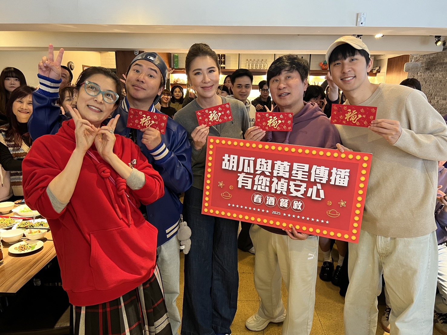 胡釋安（右起）、胡瓜、小禎、歐弟、丁柔安今出席媒體餐敘。（經紀人提供）