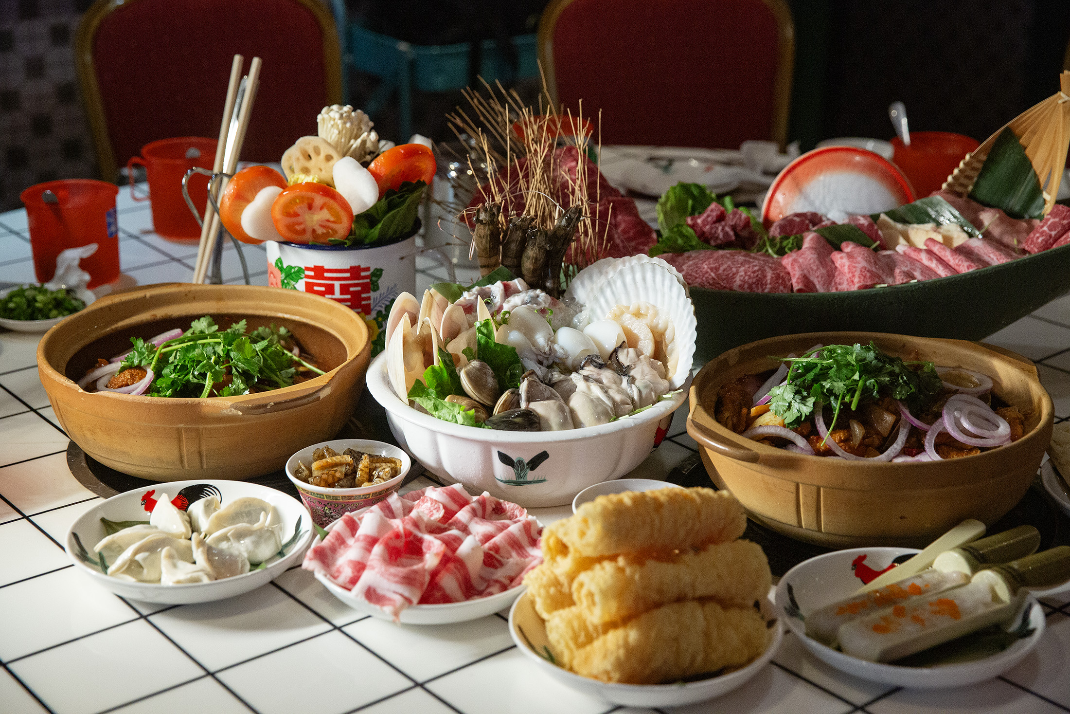 店內的招牌餐點是「招牌無骨鳳翼釀雞煲」（右，368港幣／大份，約NT$1,527），若喜歡吃辣，也很推薦點一鍋「秘製黃蜆惹味辣雞煲」（左，318港幣／份，約NT$1,320）。