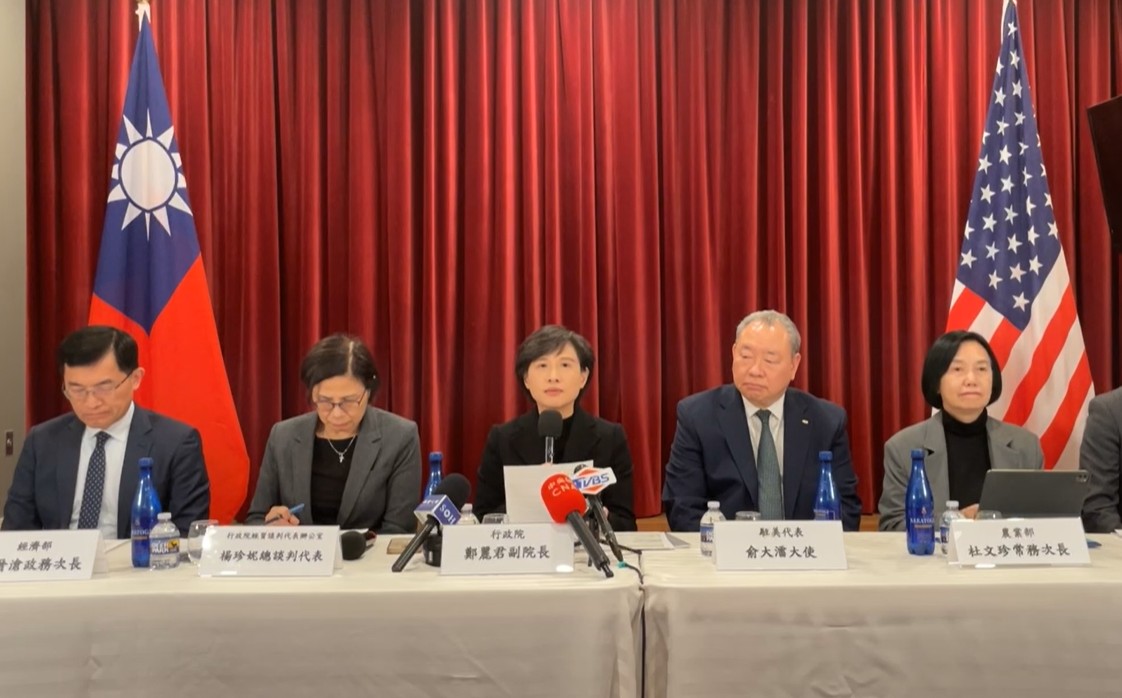 行政院副院長鄭麗君偕同行政院經貿談判辦公室楊珍妮總談判代表等人，說明談判細節與簽署過程。（翻攝自Taiwan in the US臉書）