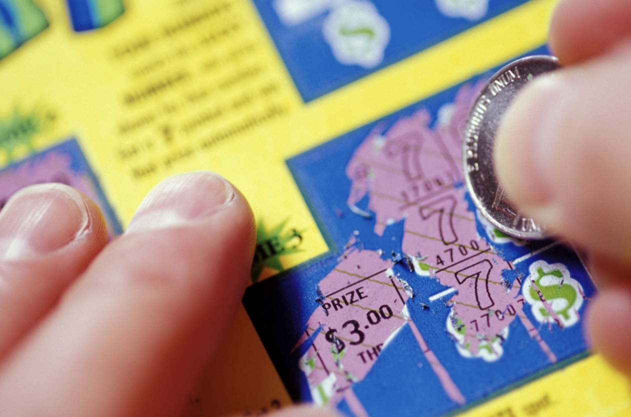 美國一名男子日前購買一張刮刮樂，因漏掉其中一個遊戲，差點痛失400萬美元的大獎。（示意圖，東方IC）