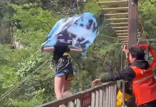四川景區意外，女子玩高空滑索急喊「沒拴緊」下秒墜落。（翻攝畫面）