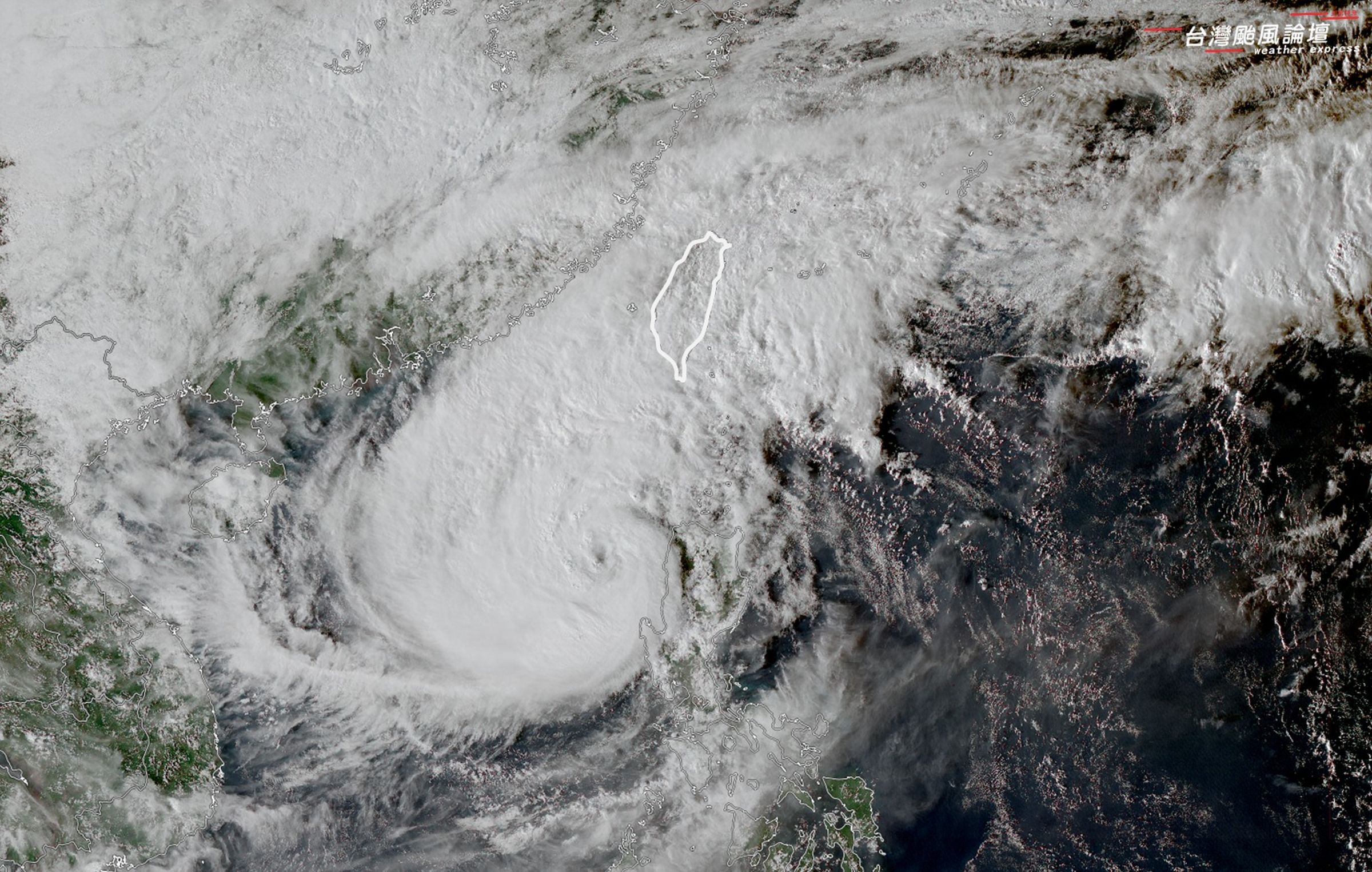 天氣粉專今下午曬出目前颱風鳳凰的衛星雲圖，有網友留言驚呼「本來颱風眼不見了 又跑出來了」。（翻攝臉書／台灣颱風論壇｜天氣特急）