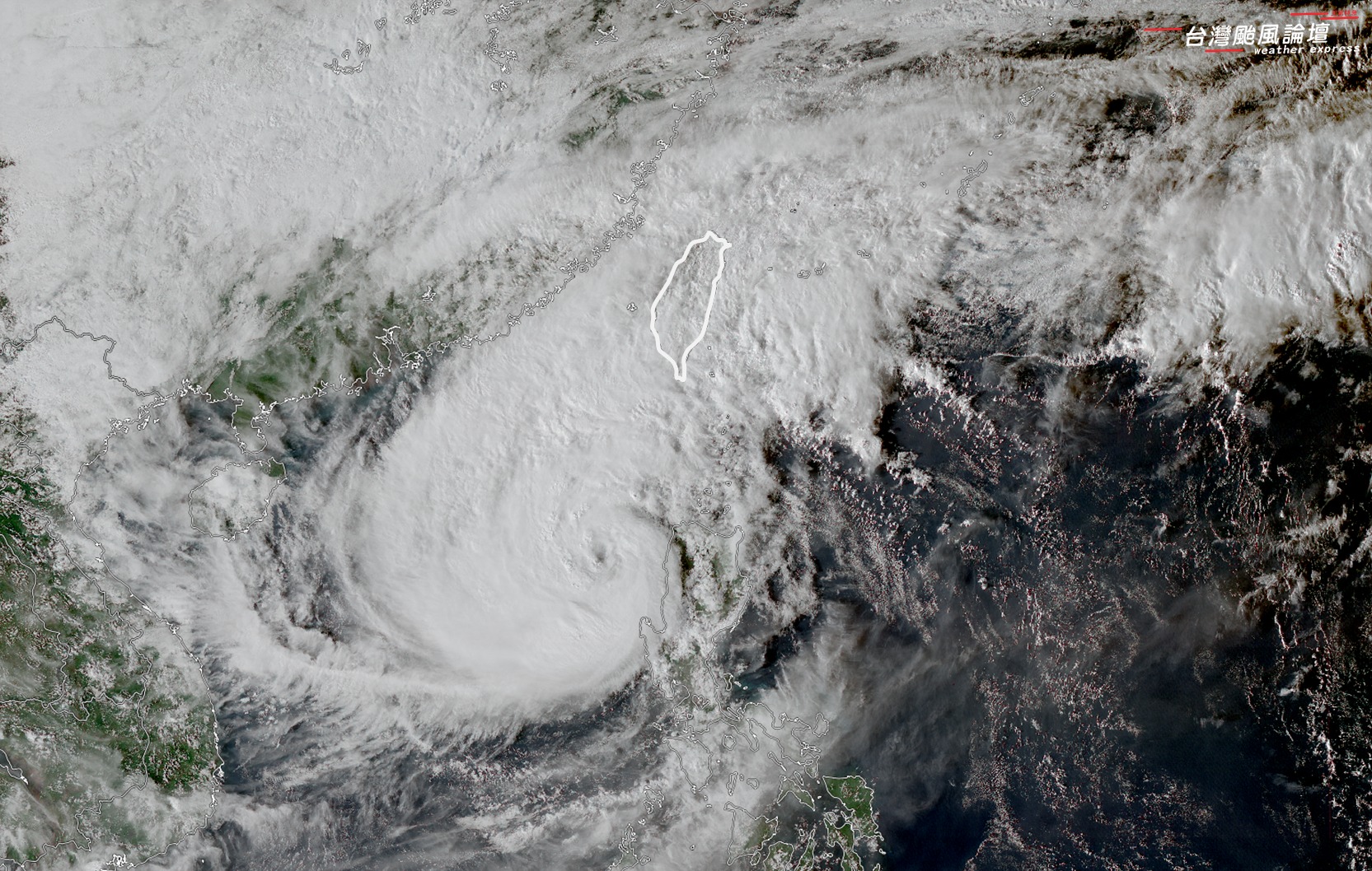 天氣粉專今下午曬出目前颱風鳳凰的衛星雲圖，有網友留言驚呼「本來颱風眼不見了 又跑出來了」。（翻攝臉書／台灣颱風論壇｜天氣特急）