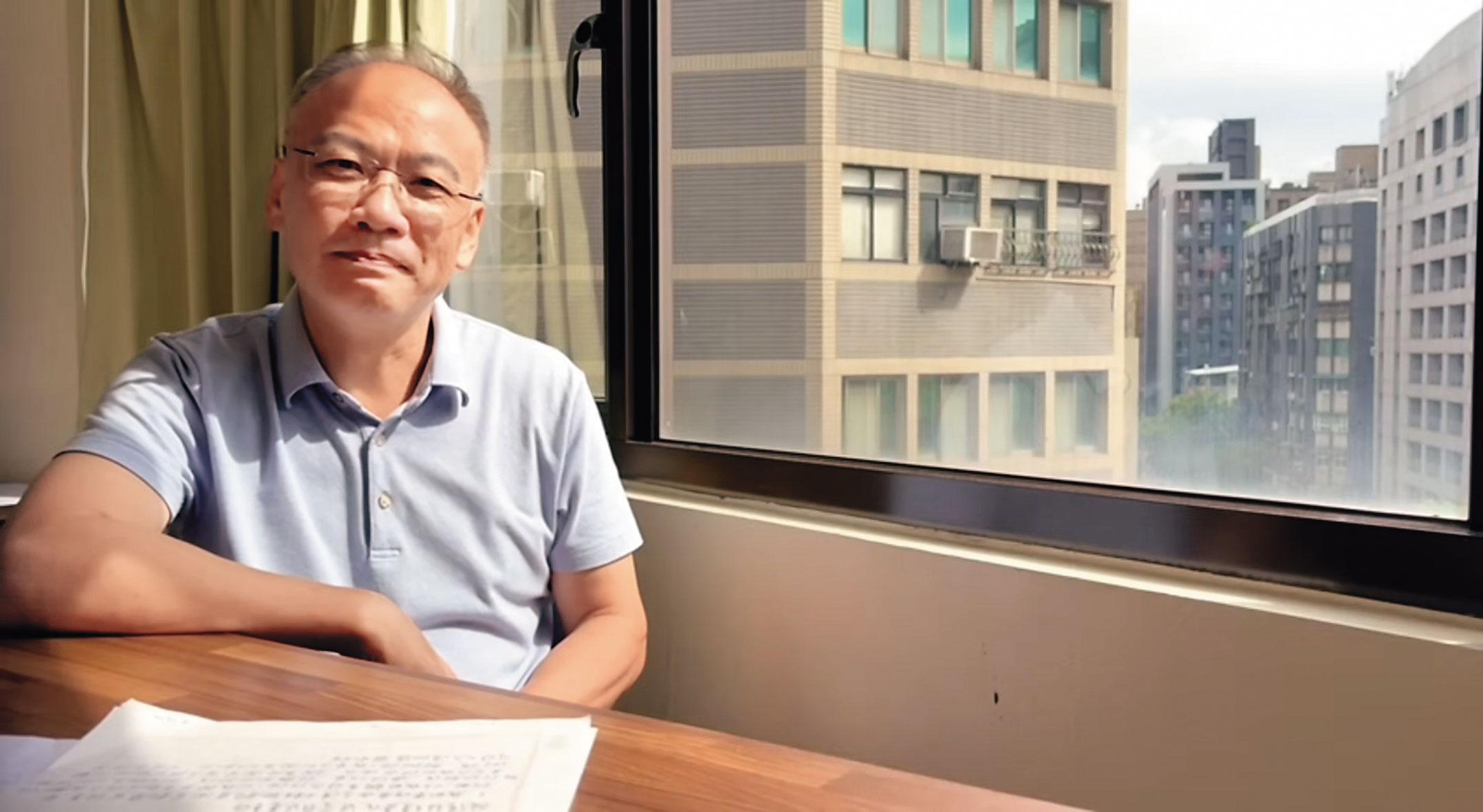 解放軍前海軍艇長阮芳勇駕駛快艇直闖淡水，刑滿離開移民署收容所後，竟在台接受自媒體訪問。（翻攝盛雪訪問YT）