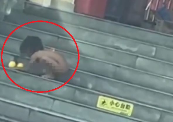 中國四川一處服務區日前出現一名「野人」小孩，民眾憂心出現虐童事件，對此官方回應了。（翻攝自微博）