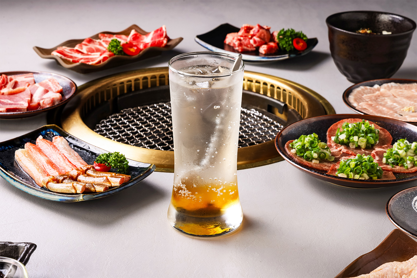 隨餐附贈的無酒精飲品「香啤柚子氣泡飲」,啤酒花的芳香與柚子清新和燒肉是最佳搭配。(胡同燒肉提供)