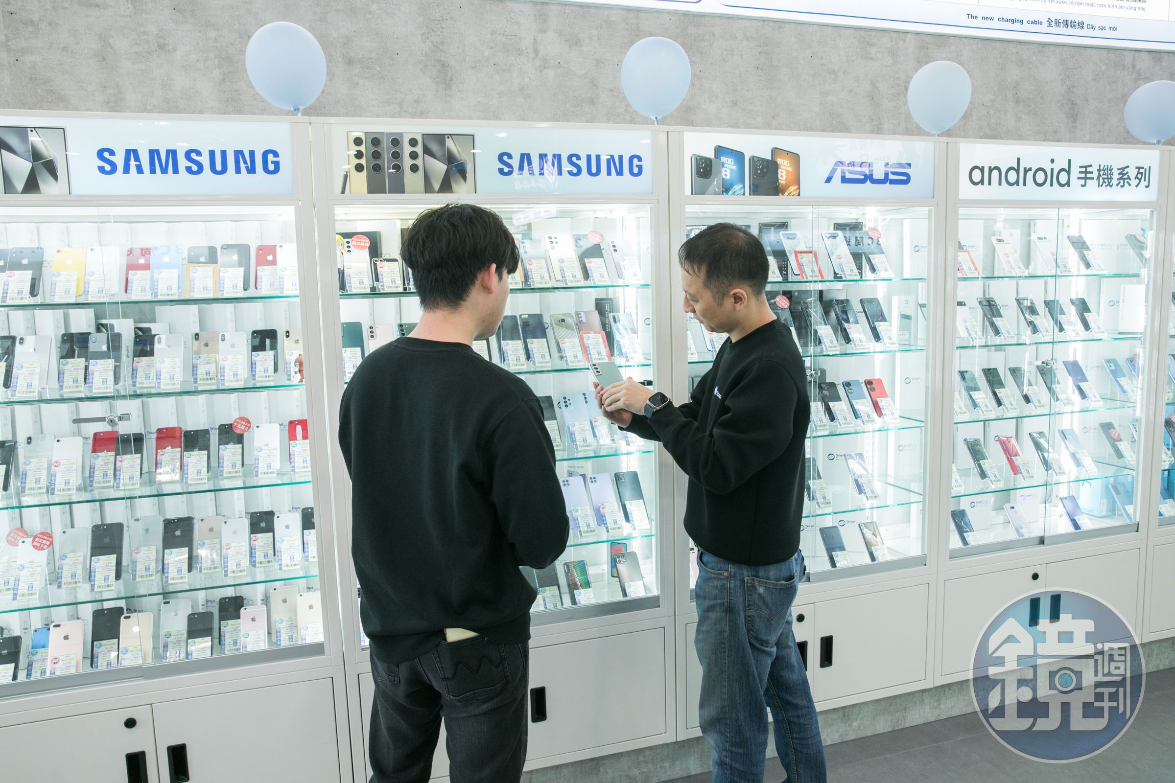 門市裡展示著各品牌的二手手機，整理得跟新的一樣。