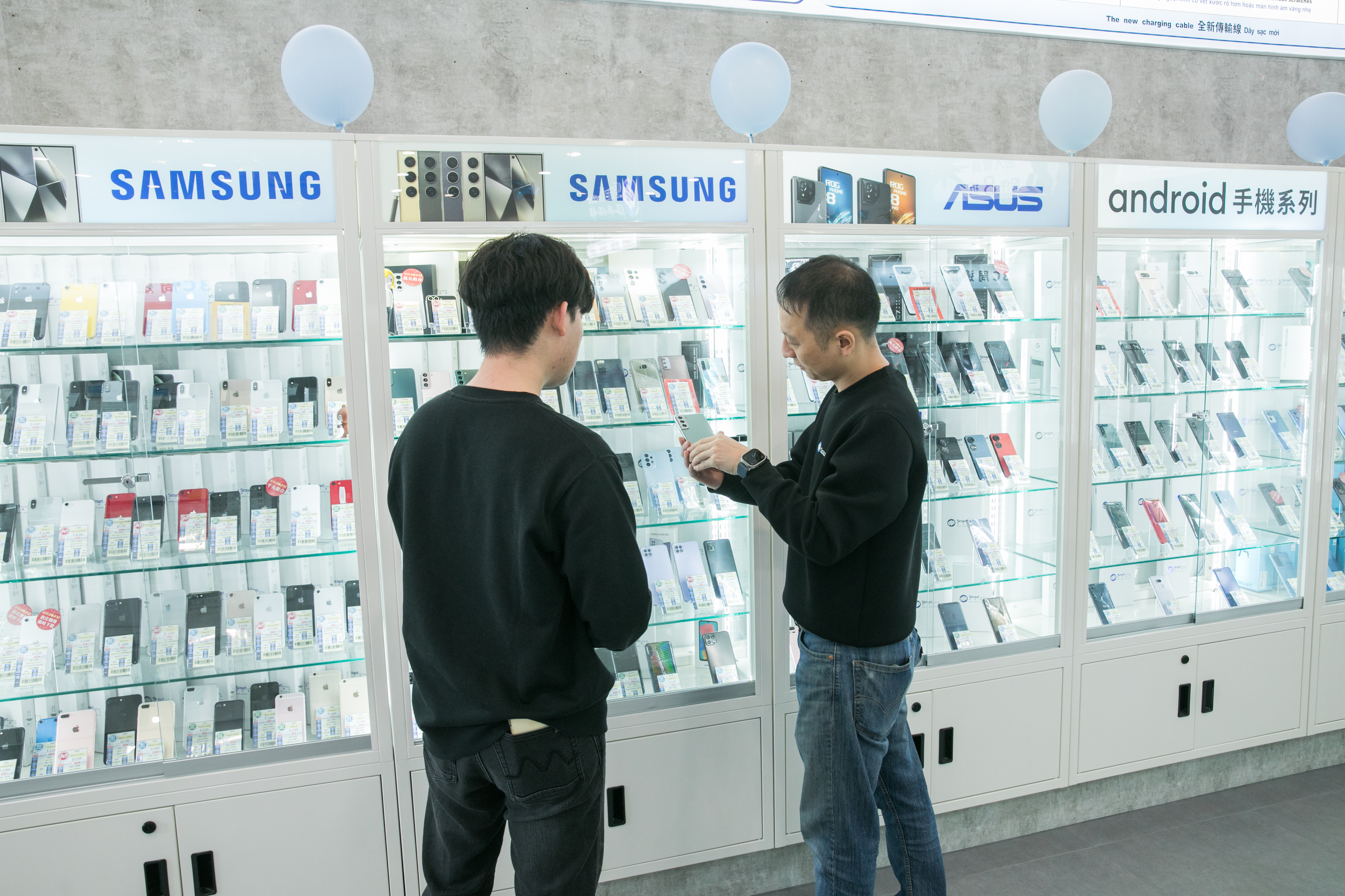 門市裡展示著各品牌的二手手機，整理得跟新的一樣。