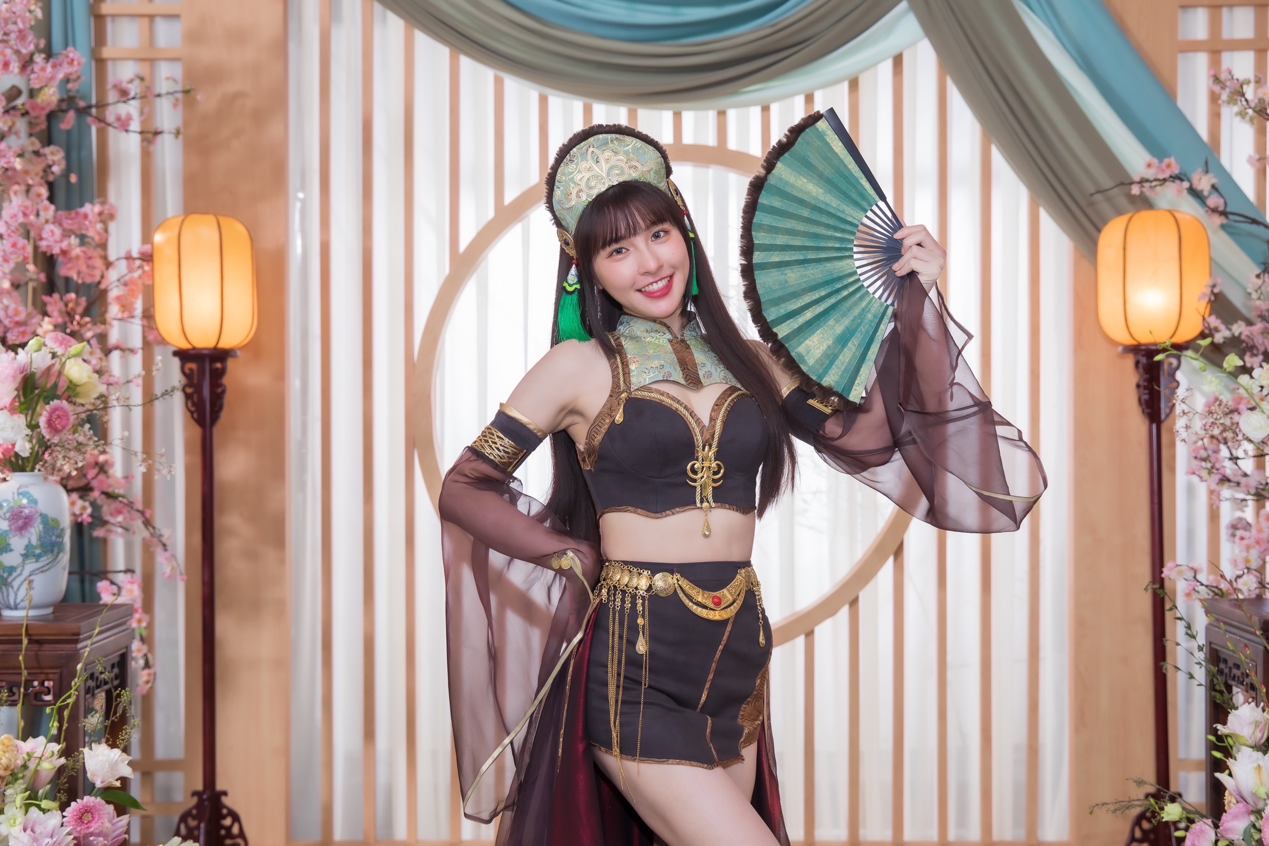 峮峮以古裝造型拍攝廣告。（宇峻奧汀科技提供）