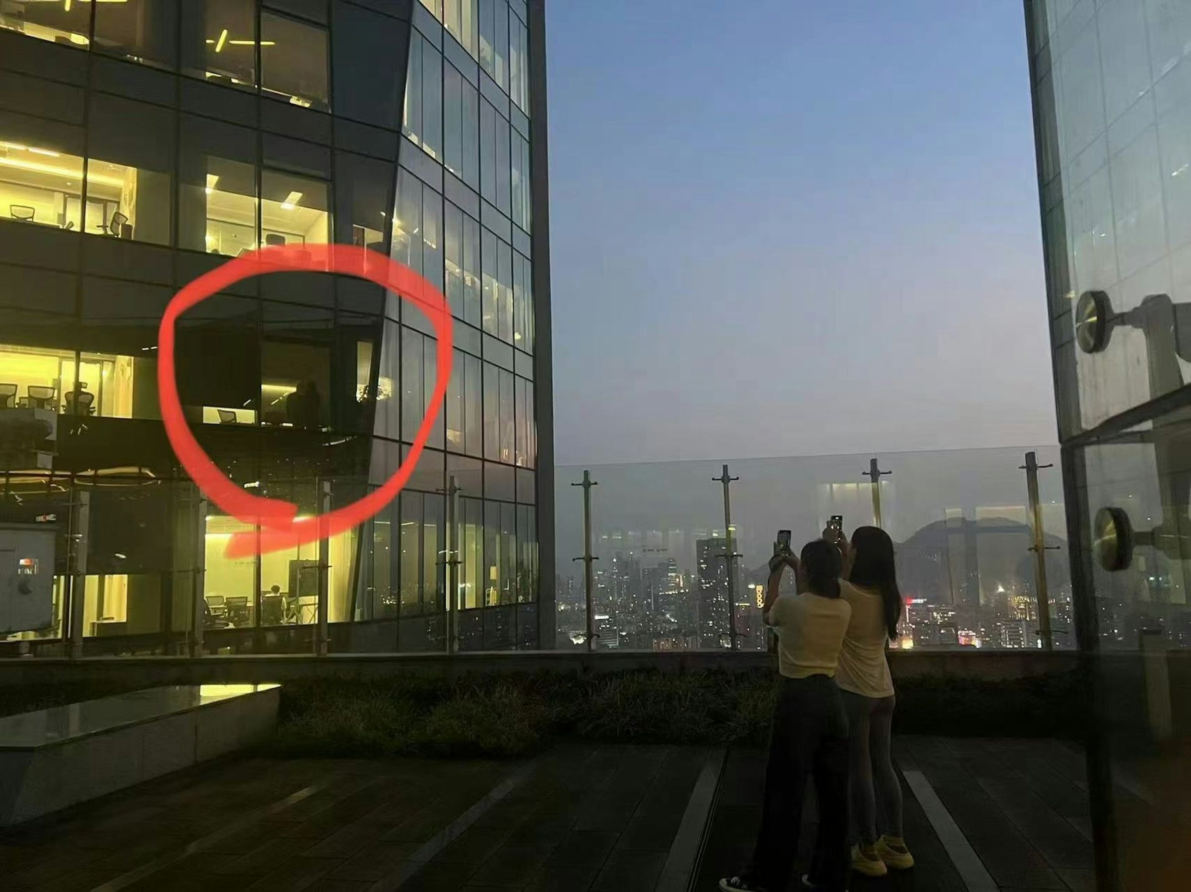 鄉民們紛紛拿出手機拍攝圍觀。（翻自微博）