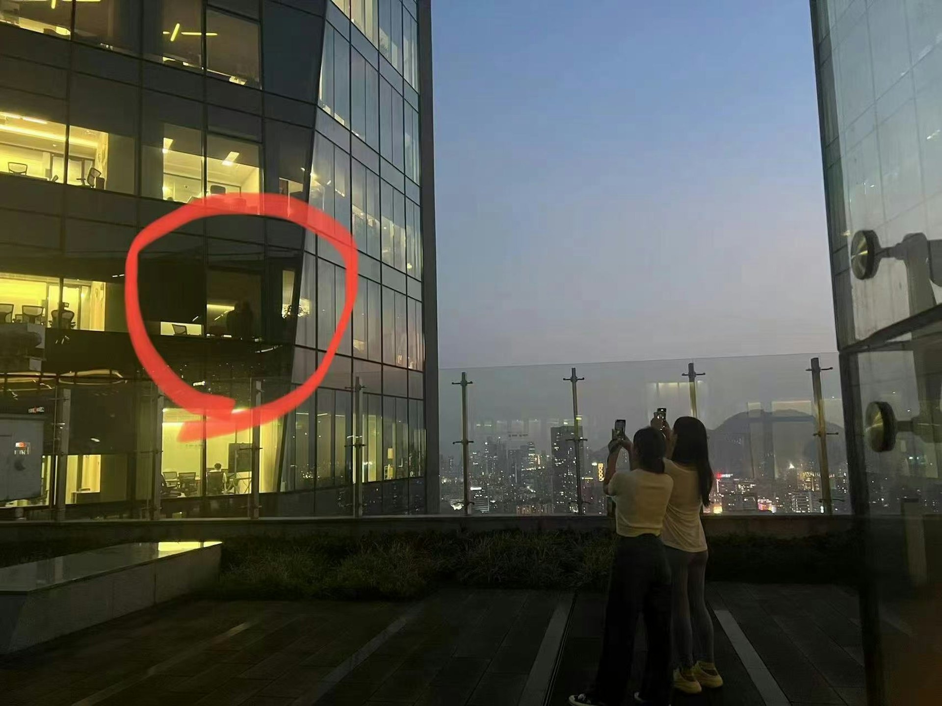 鄉民們紛紛拿出手機拍攝圍觀。（翻自微博）