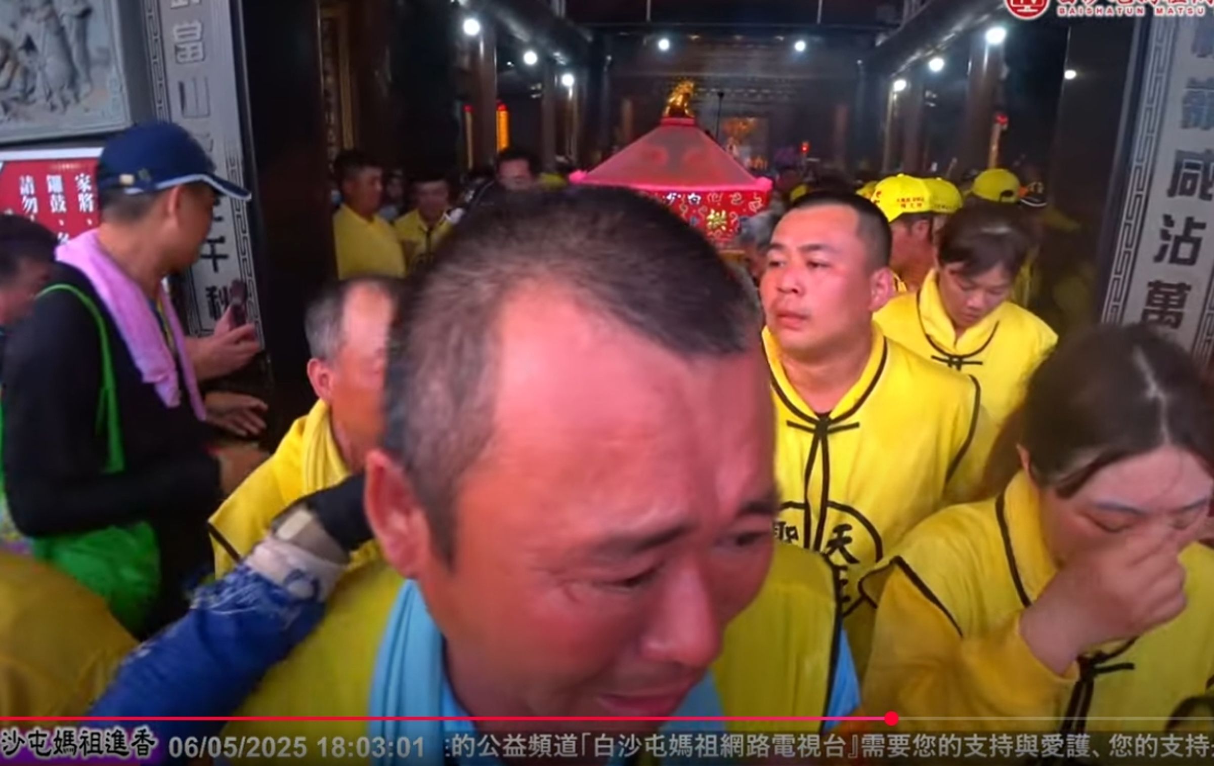 香擔大哥爆哭,旁人趕緊伸手安慰。(翻攝白沙屯媽祖網路電視台Youtube)