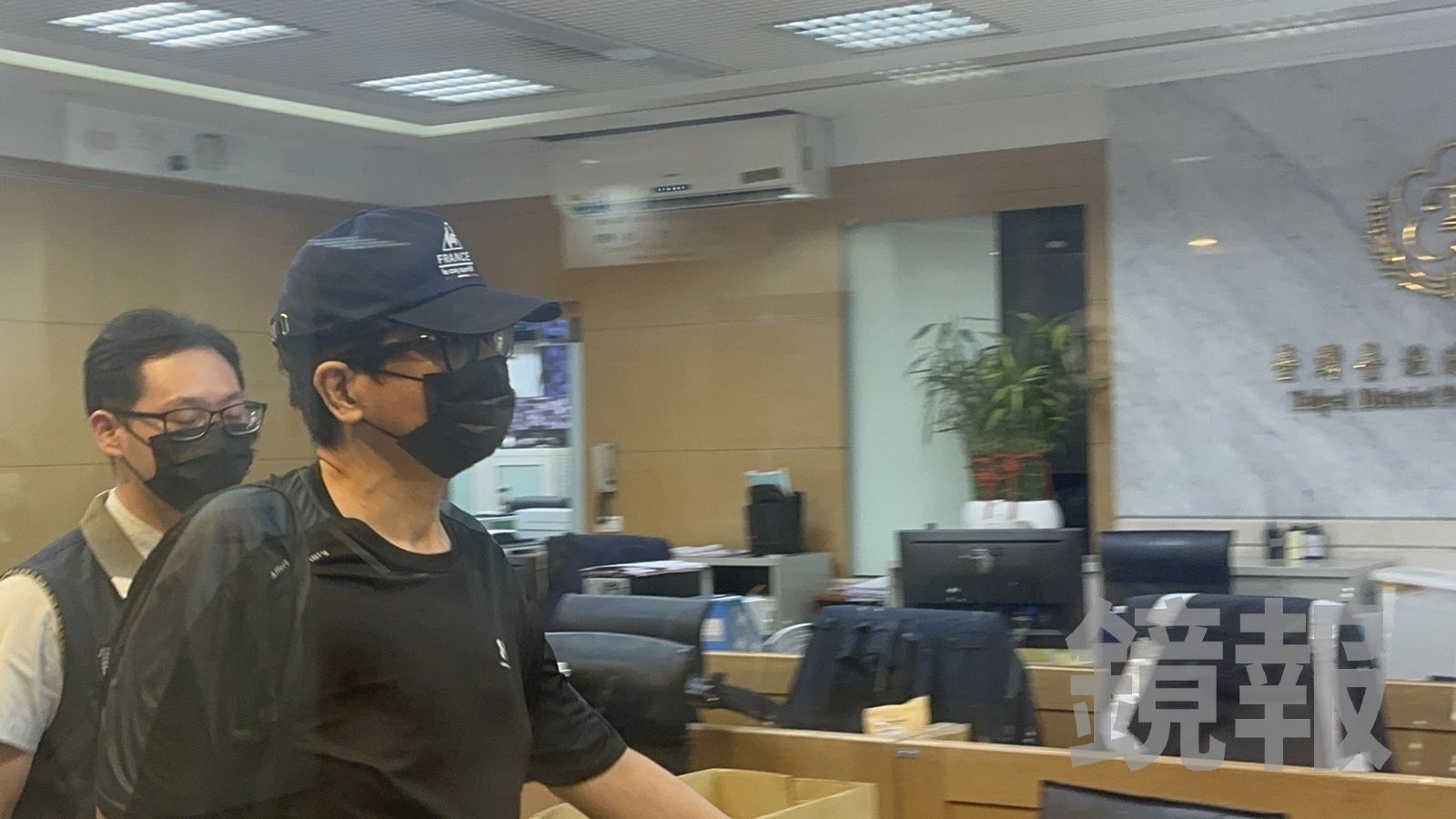 許男涉嫌在社群平台散布假訊息，指稱食藥署為順利參加世界衛生大會（WHA），要求中聯業者隱匿致癌油資訊。（鏡報馮茵）