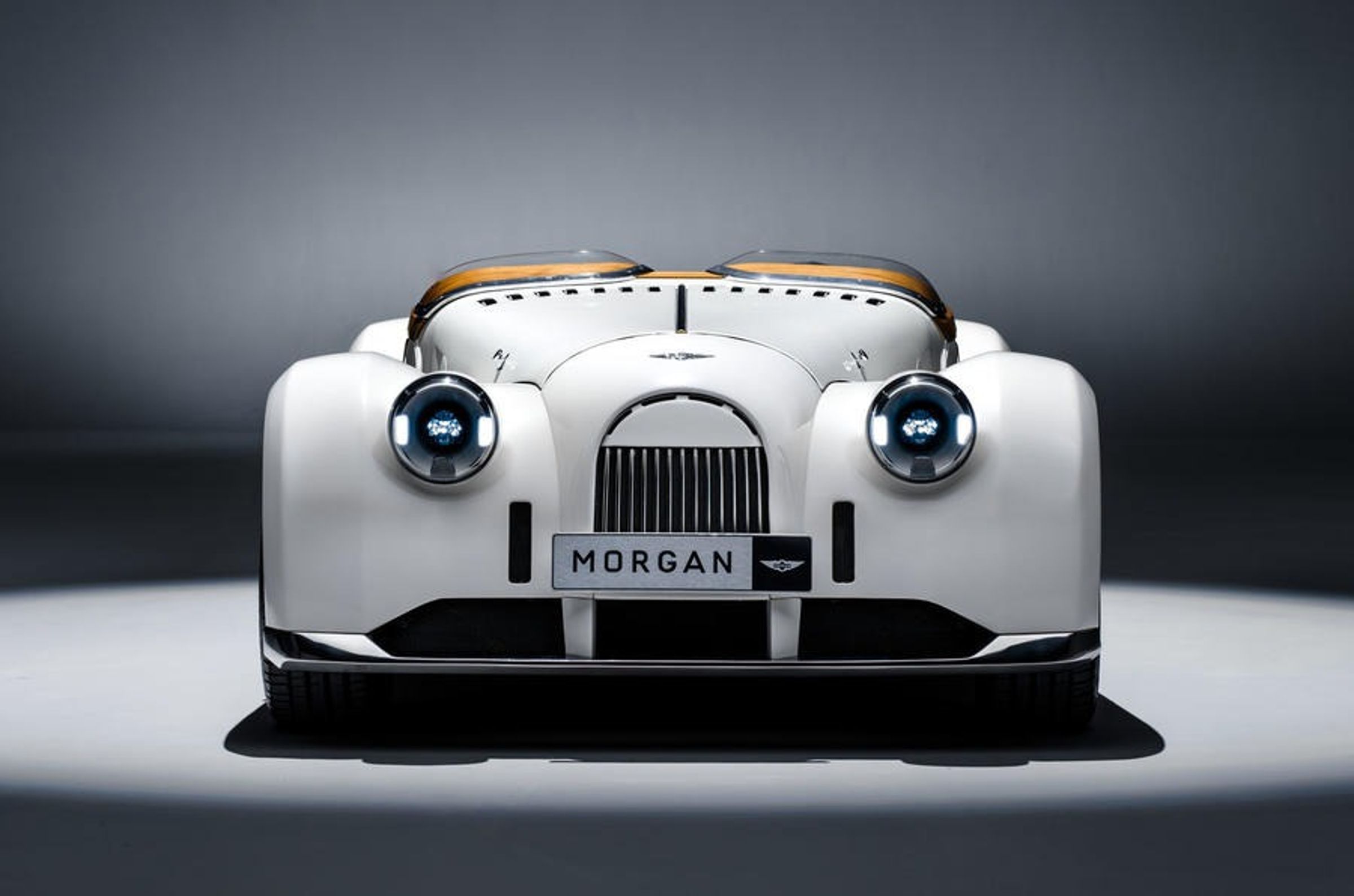 作為一款巡航跑車而非追求性能的車型，Midsummer 沒有採用通常的 Morgan 平面擋風玻璃，而是配備了一對更低、更隱蔽的空氣動力擋風玻璃。