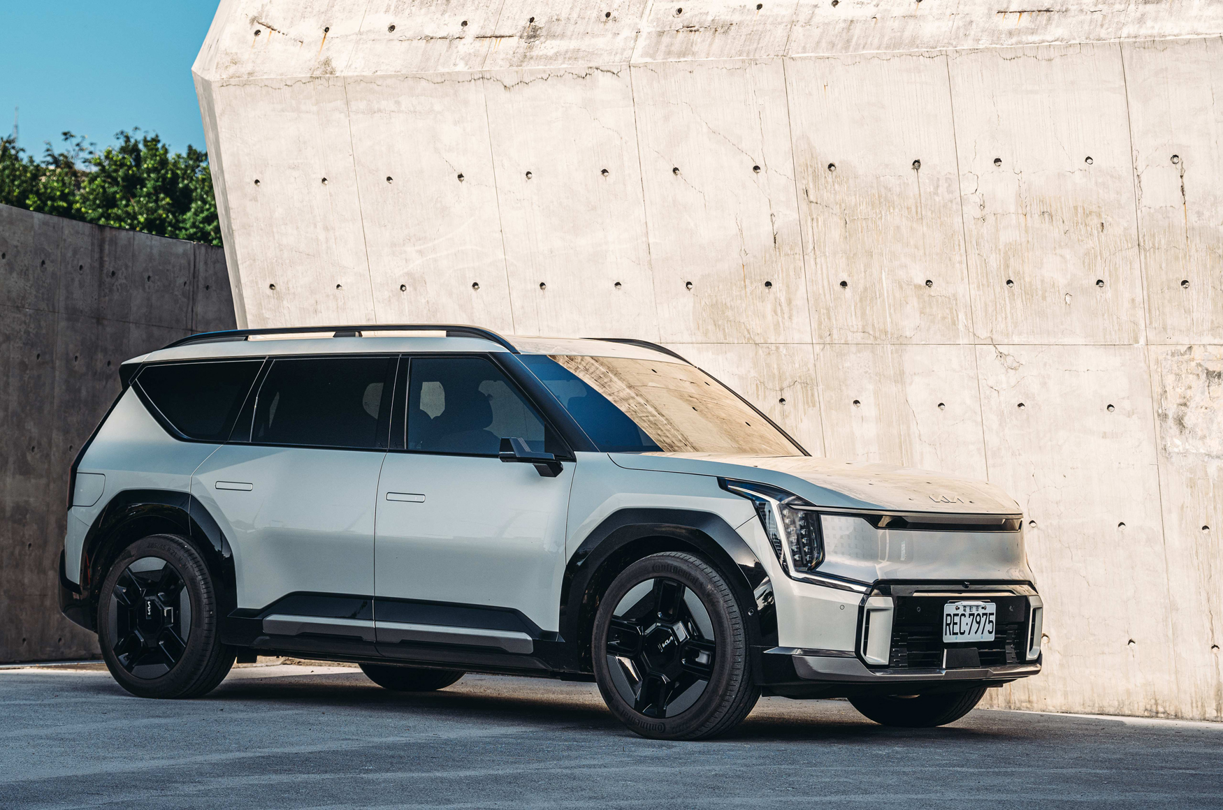 The Kia EV9 純電旗艦智慧LSUV，勇奪2024世界年度風雲車與2024世界年度電動風雲車雙料大獎。