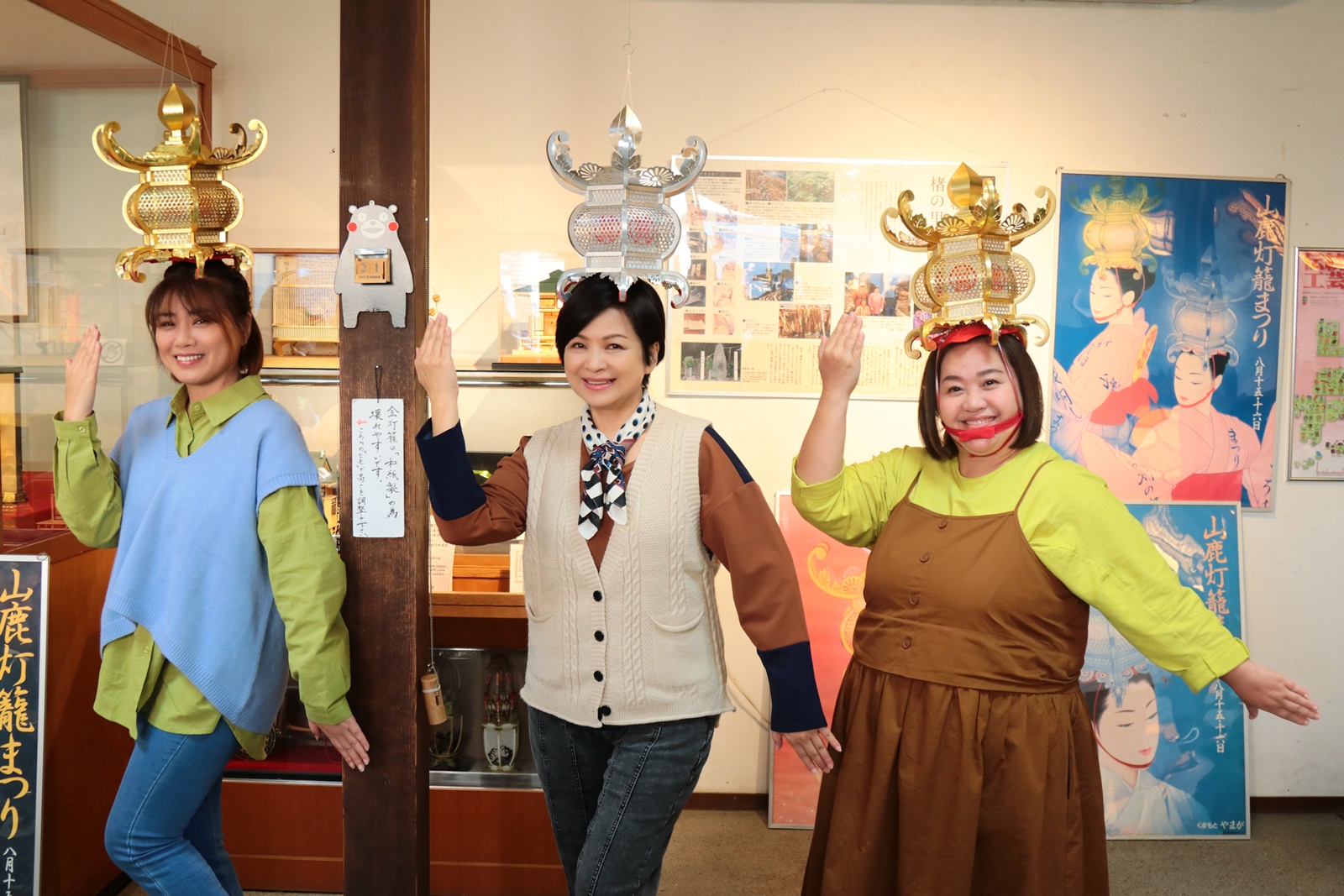 嚴藝文(左)、楊貴媚、鍾欣凌頭頂燈籠迎接燈籠祭。(桂田文化藝術基金會提供)