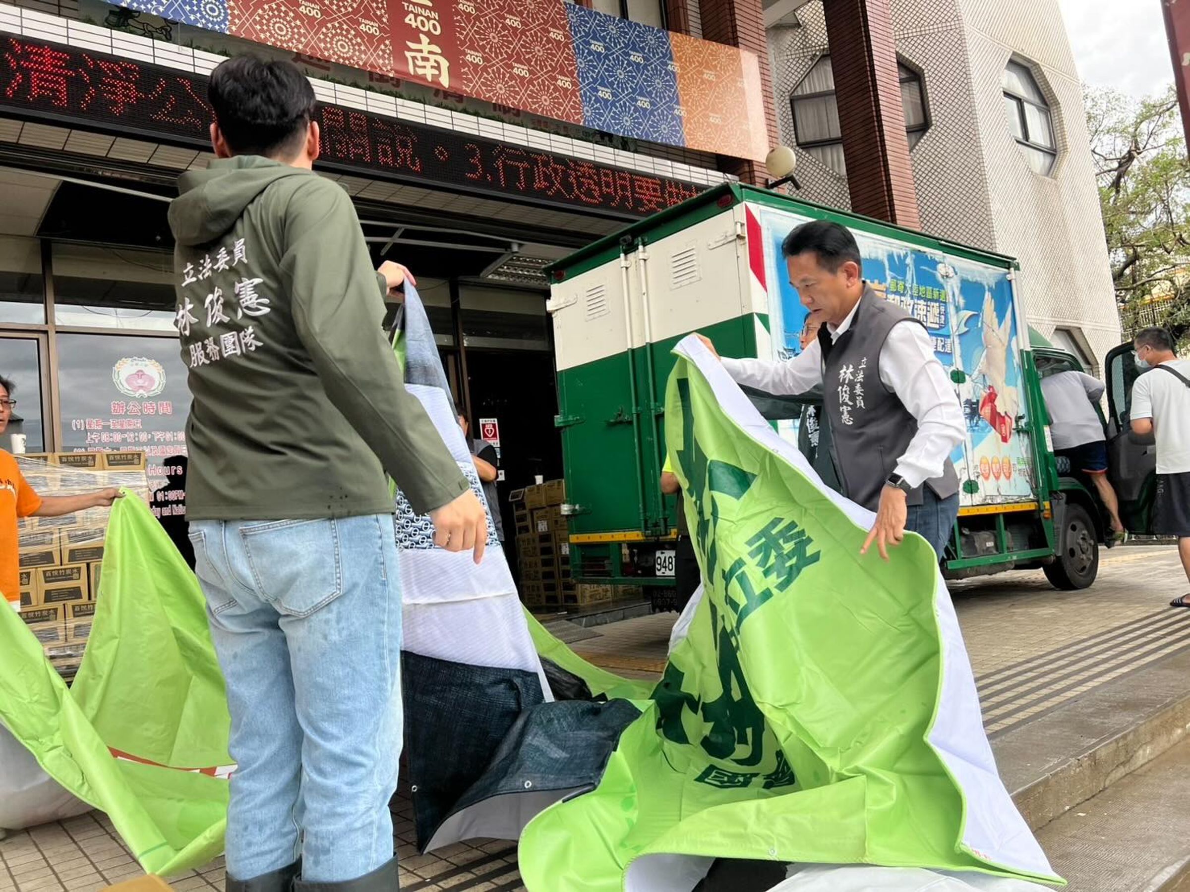 林俊憲拆帆布送到災區使用。(翻攝自林俊憲Threads)
