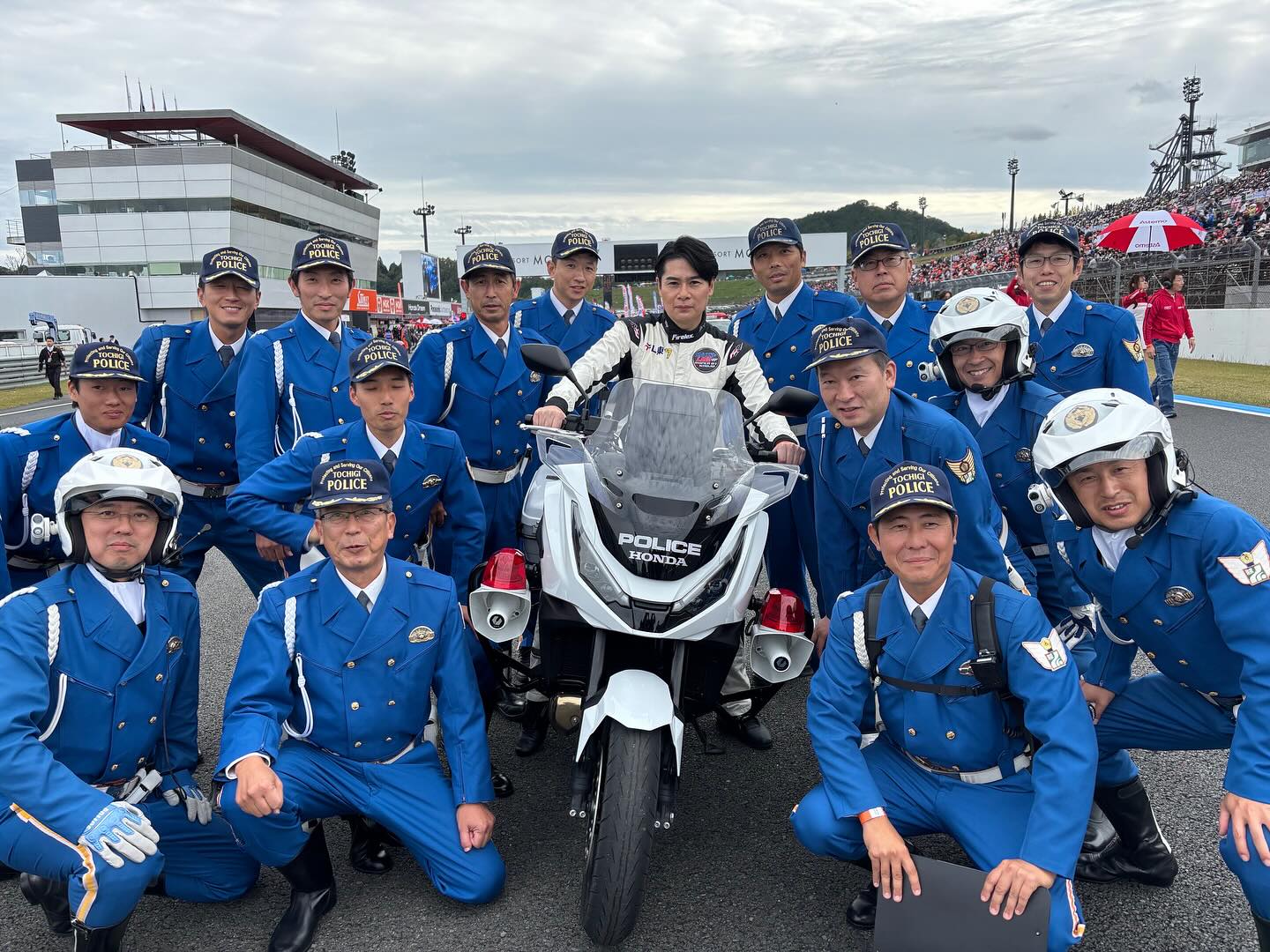 吉村崇（白衣）首度揭露了自己與生母之間令人揪心的殘酷過往。（翻攝自吉村崇IG）