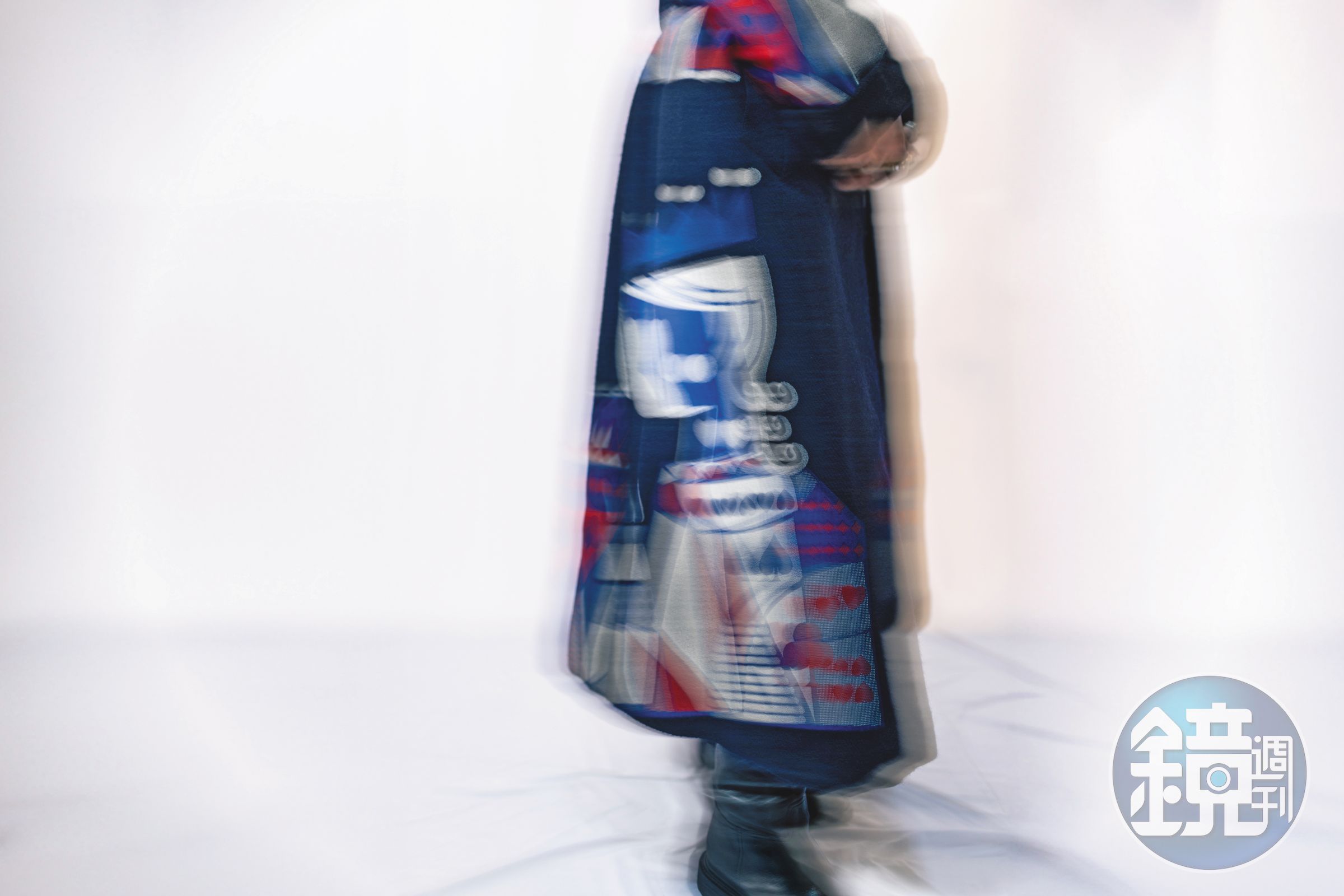 撲克牌緹花大衣 NT$151,800 by EMPORIO ARMANI / UNIVERSITE黑色皮革長靴 NT$59,000 by CELINE / 綠色Wave耳環 NT$12,900 by TORY BURCH / 銀色戒指 NT$5,600 by All Saints
