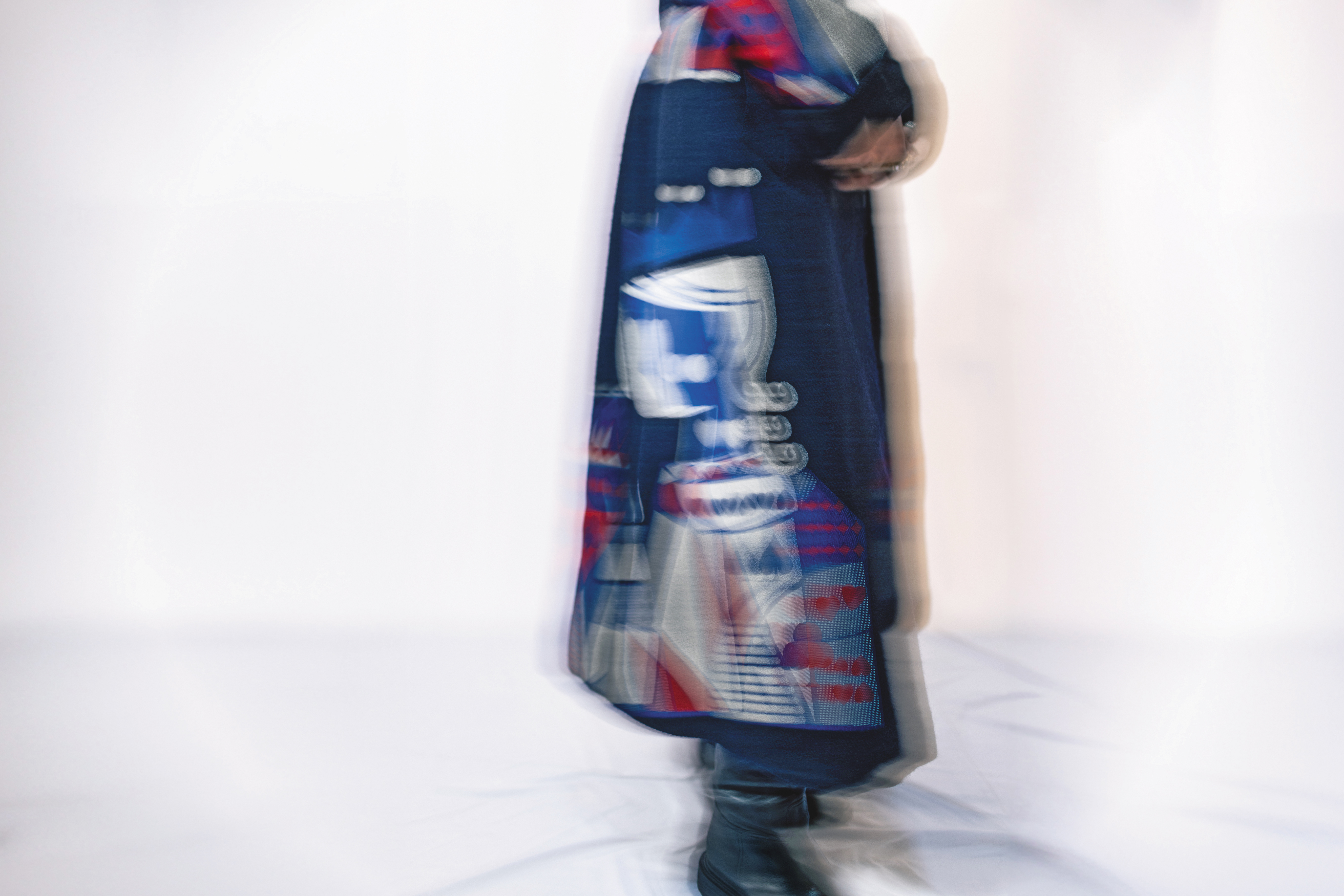 撲克牌緹花大衣 NT$151,800 by EMPORIO ARMANI / UNIVERSITE黑色皮革長靴 NT$59,000 by CELINE / 綠色Wave耳環 NT$12,900 by TORY BURCH / 銀色戒指 NT$5,600 by All Saints