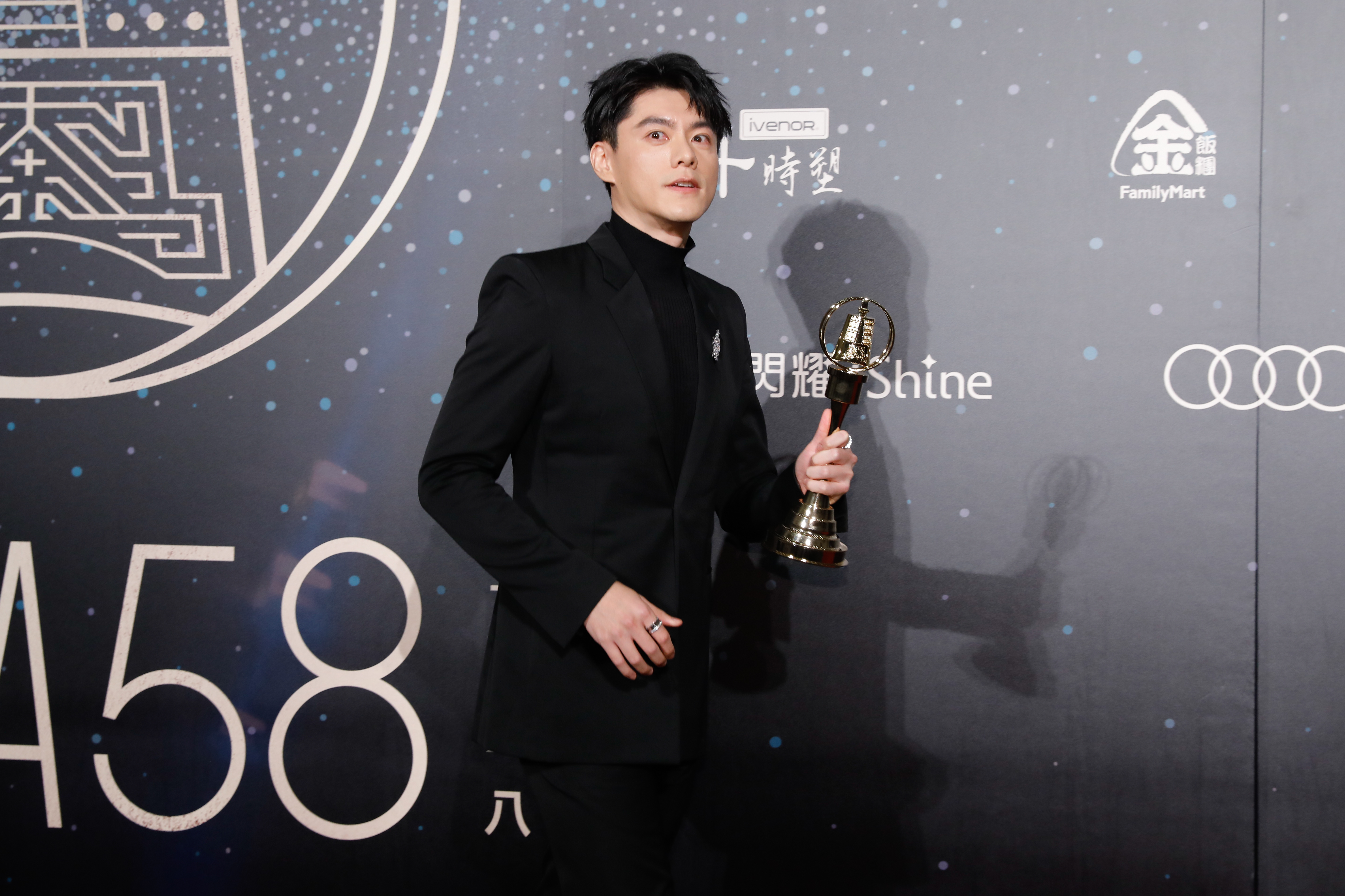 李程彬藉由得獎機會向媽媽說愛。