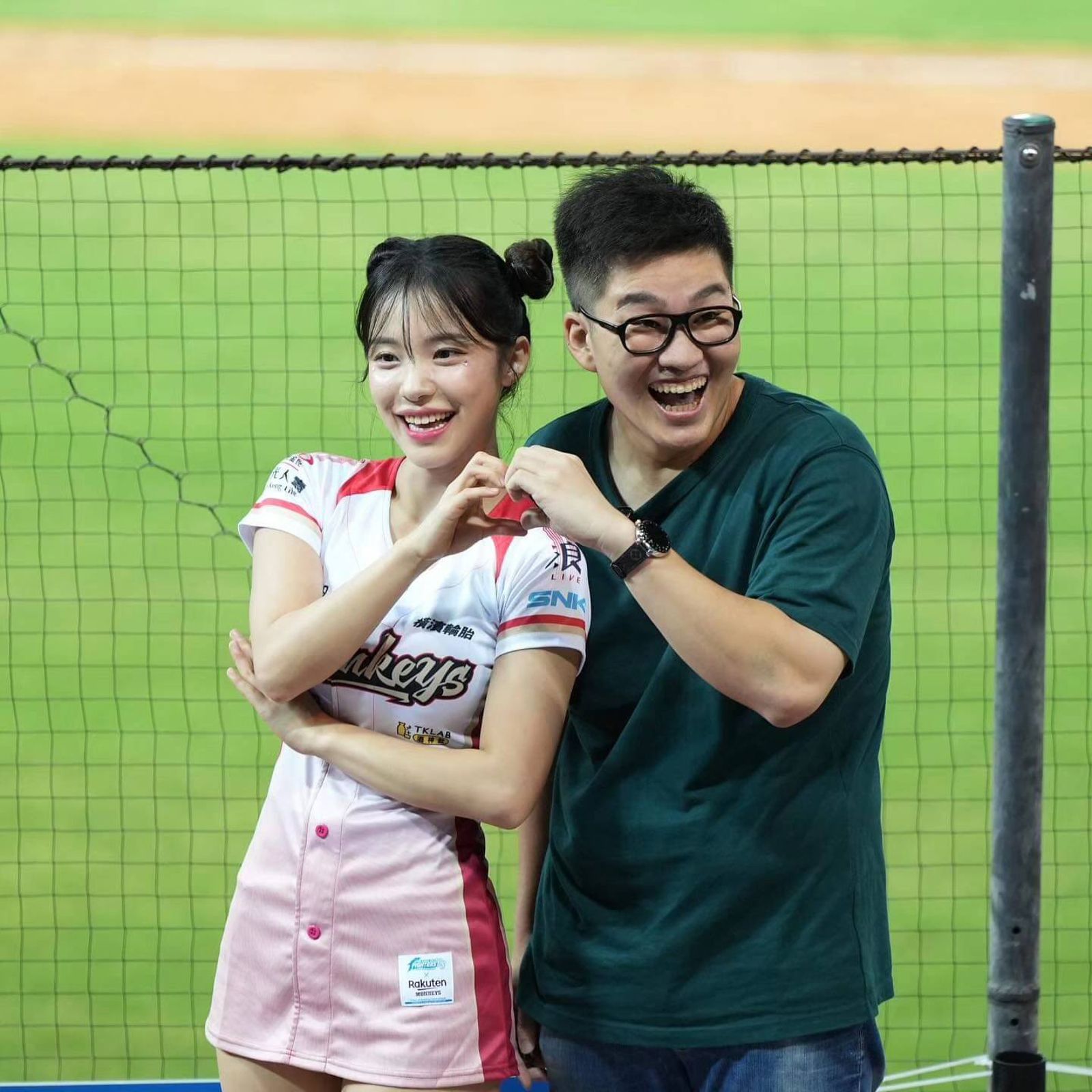前年Joeman（右）到球場參加活動，和李多慧（左）合影。（翻攝自Joeman臉書）