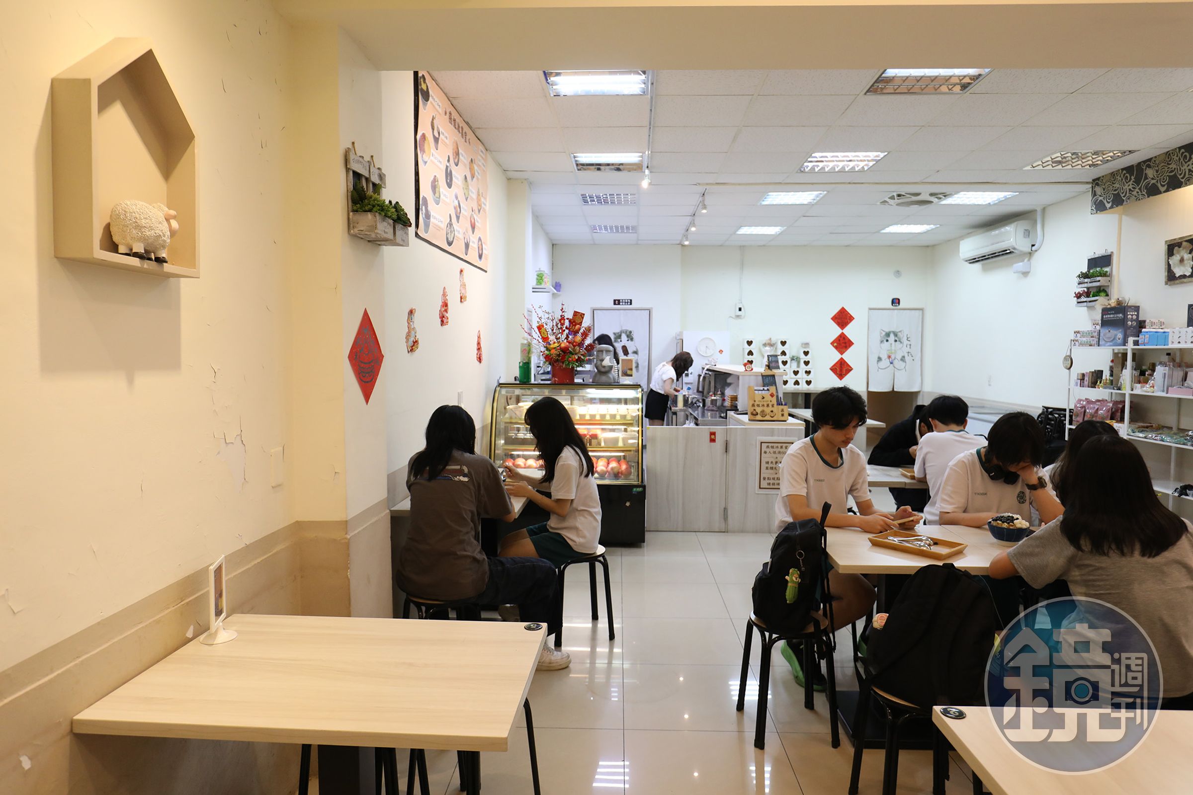冰店鄰近小紅莓石頭火鍋,除了賣冰也提供團購服務,是當地居民、學生與家庭客的愛店與社區據點。