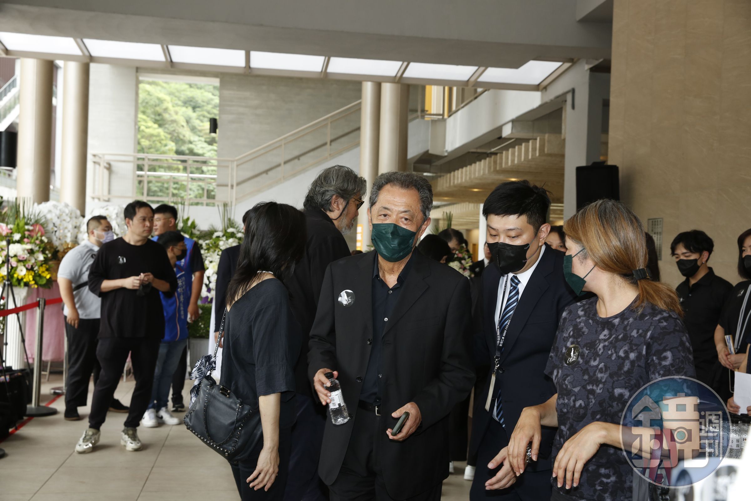 被邱瓈寬視為「師父」,朱延平義不容辭要來送邱母最後一程。